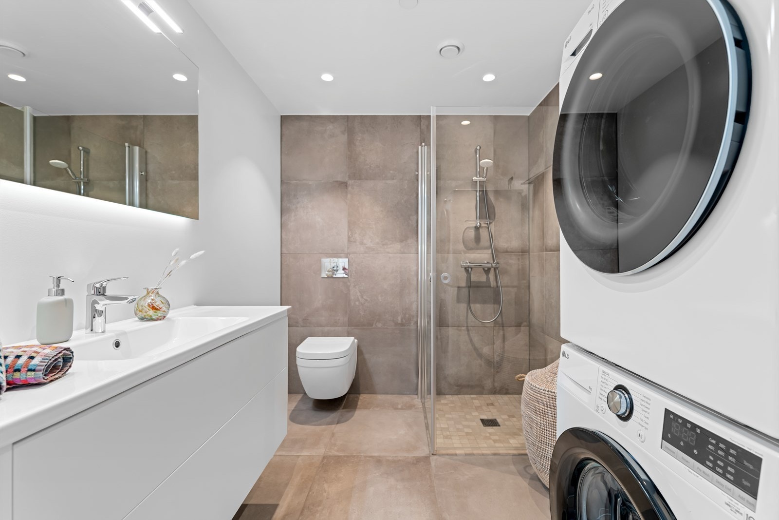 Det største badet er stilrent med samme gjennomgående standard og materialvalg som badet i entréen. Galleribilde