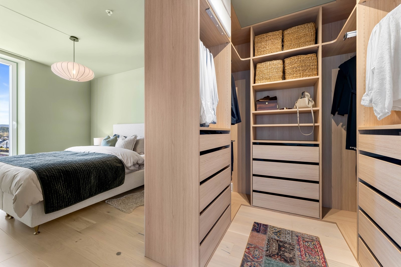 På hovedsoverommet er det etablert et walk-in closet, som kombinerer gode oppbevaringsløsninger og bidrar til en elegant rominndeling. Galleribilde