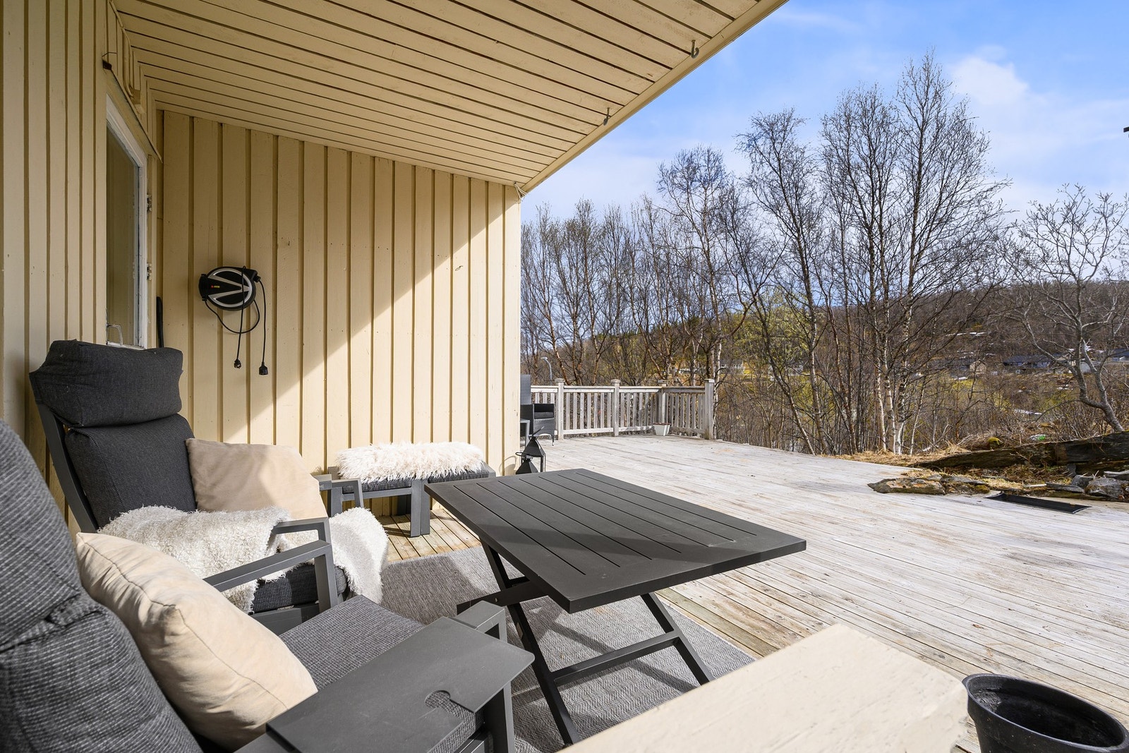 Perfekt uteområde for hele familien - stor terrasse og hage med mange bruksmuligheter Galleribilde
