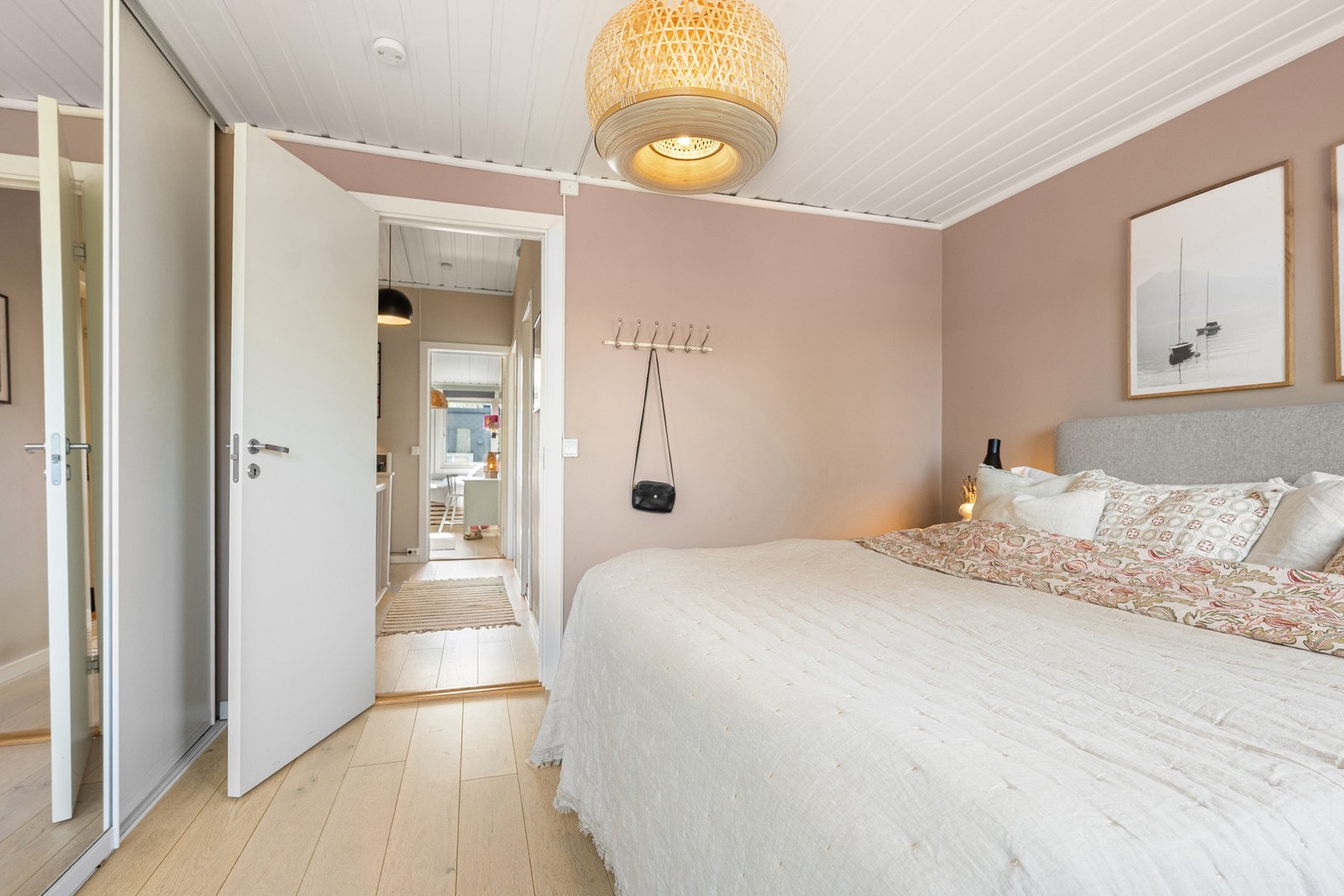 Stort hovedsoverom med skyvedørsgarderobe Galleribilde