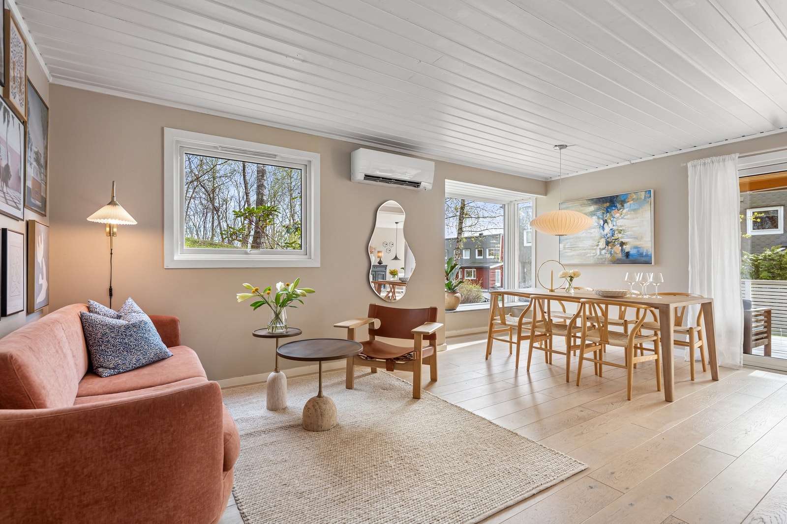 Fra entreen ankommer man en lys og romslig stuedel med utgang til terrasse og hage Galleribilde