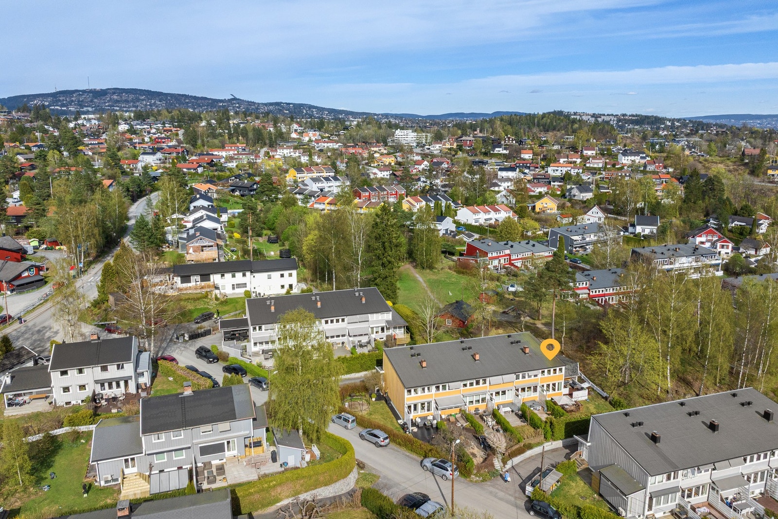 Meget barnevennlig område med lekeplassen rett utenfor og parkhus som kan leies for bursdager, sammenkomster etc. Galleribilde