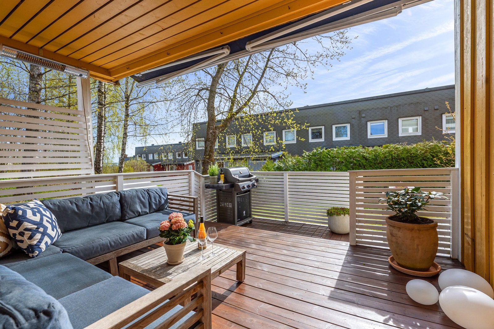 Uteplassen har to terrassesoner Galleribilde