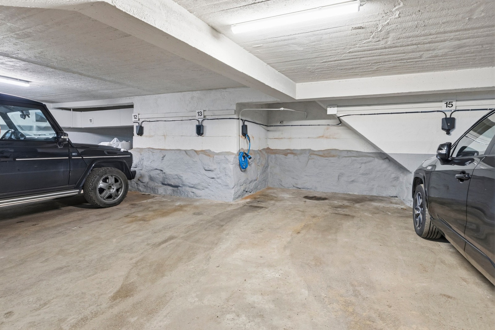 Leiligheten har garasjeplass med installert el-lader som medfølger. Det er også mulig å kjøpe en ekstra garasjeplass fra sameiet. Galleribilde