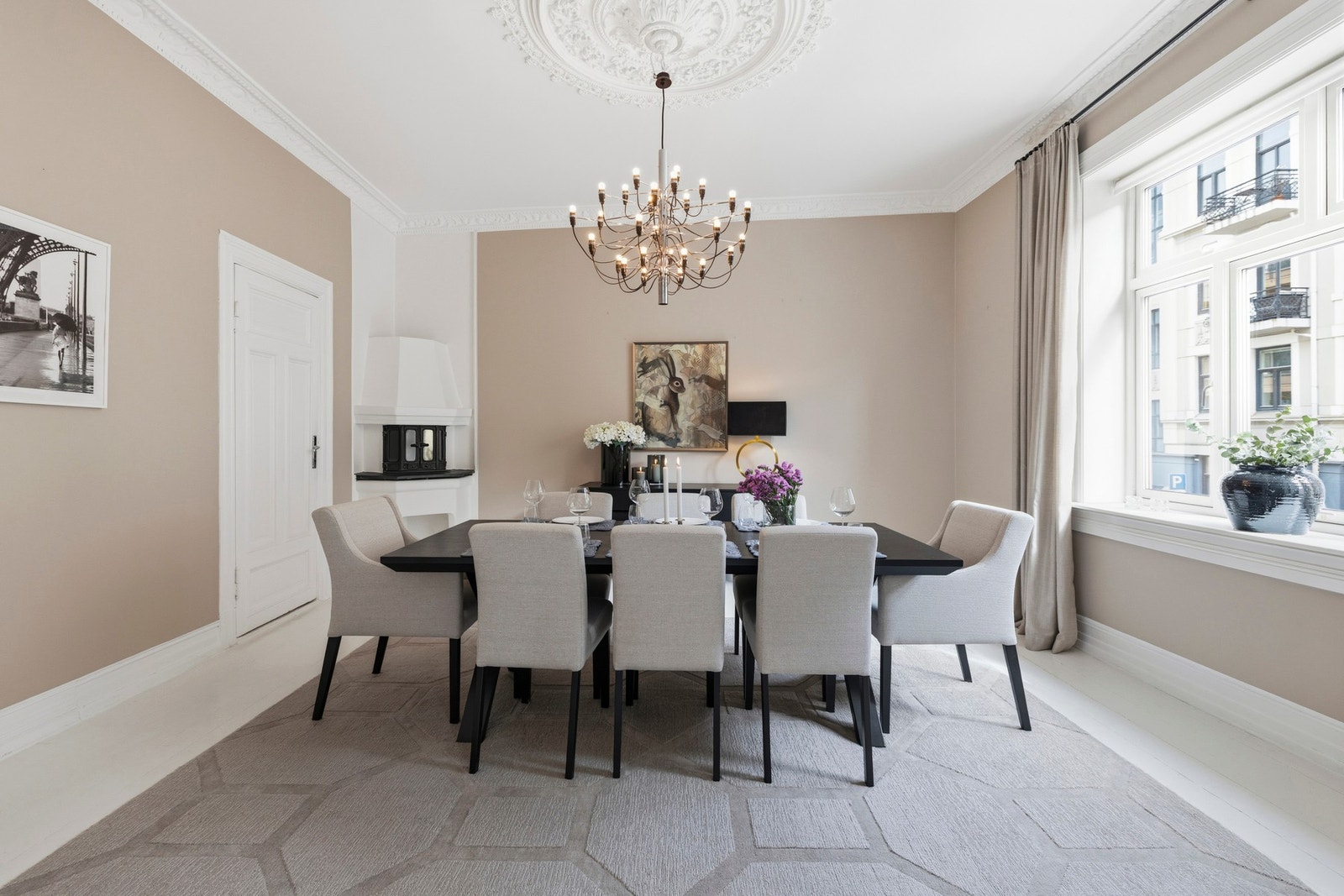 Spisestuen er perfekt plassert i forlengelsen av stuen, og danner et naturlig samlingspunkt for måltider og sosiale sammenkomster. Galleribilde
