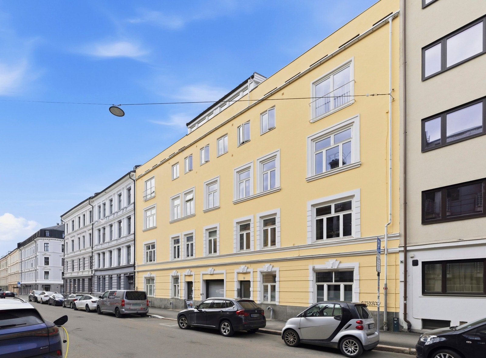 Her bor du sentralt, men samtidig tilbaketrukket, i et veletablert nabolag preget av vakre, klassiske bygårder og en urban, levende atmosfære. Galleribilde
