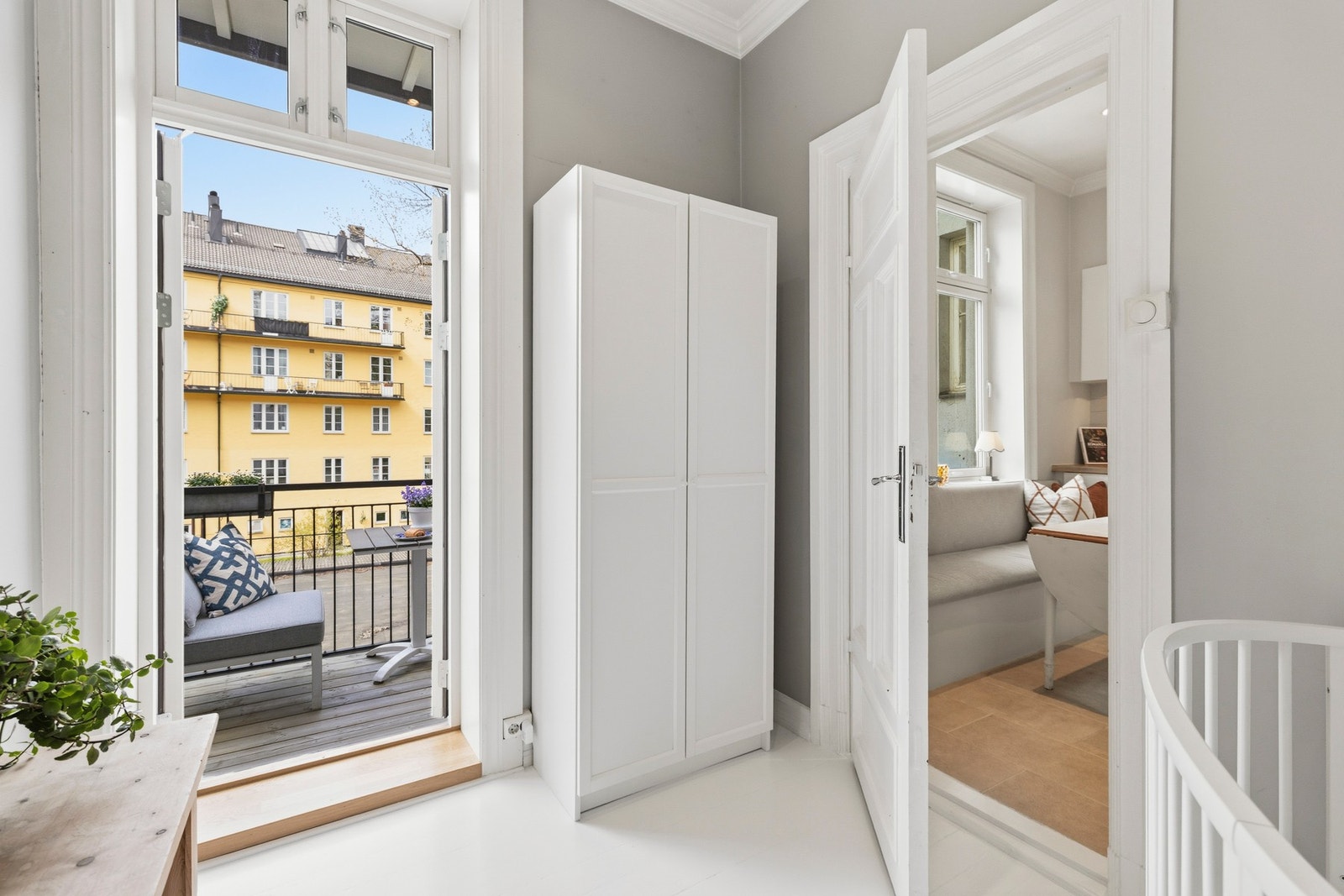 Herfra er det utgang til en balkong, som på sommerstid oppleves som en forlengelse av rommet. Galleribilde