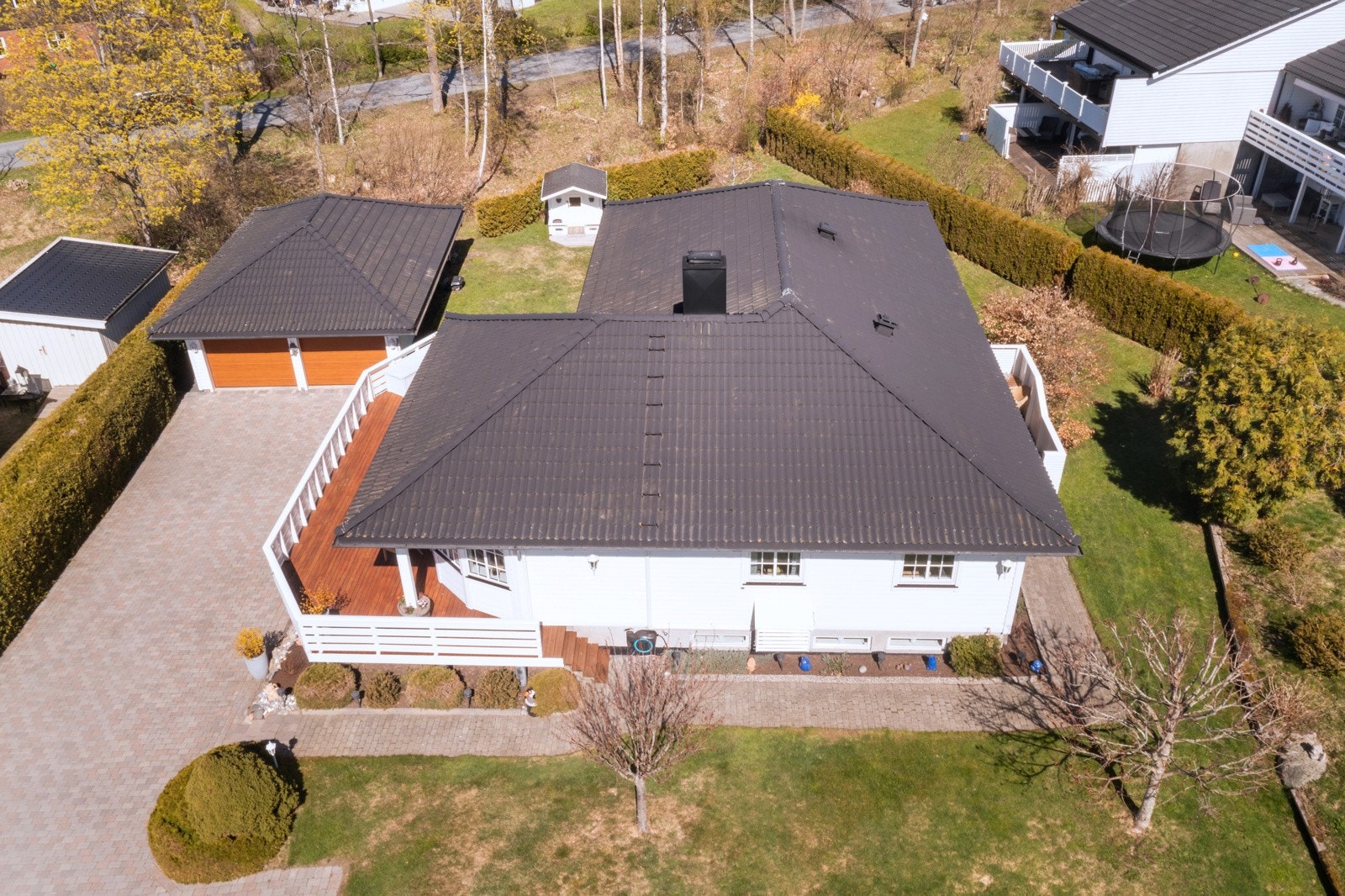 Solrik og luftig tomt med gode uteplasser, skjermet beliggenhet og kort vei til både natur og sjø. Galleribilde