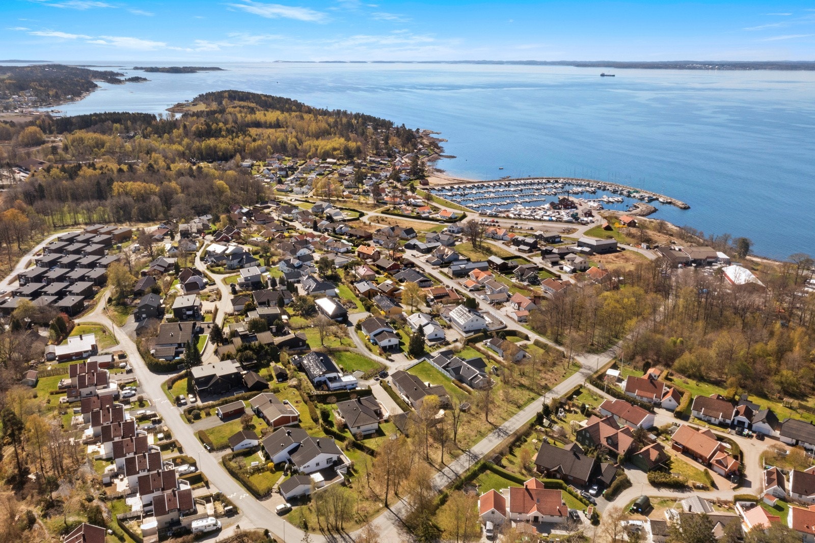 Kort vei til sjøen og attraktive kystområder med båthavn, svaberg og fine bademuligheter. Galleribilde