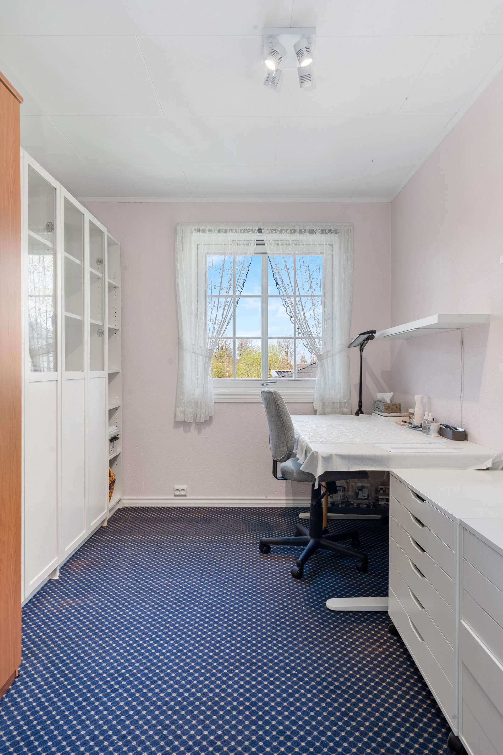 Soverom nr. 3 egner seg godt som hjemmekontor, gjesterom eller barnerom. Godt med lysinnslipp og nøytrale farger. Galleribilde