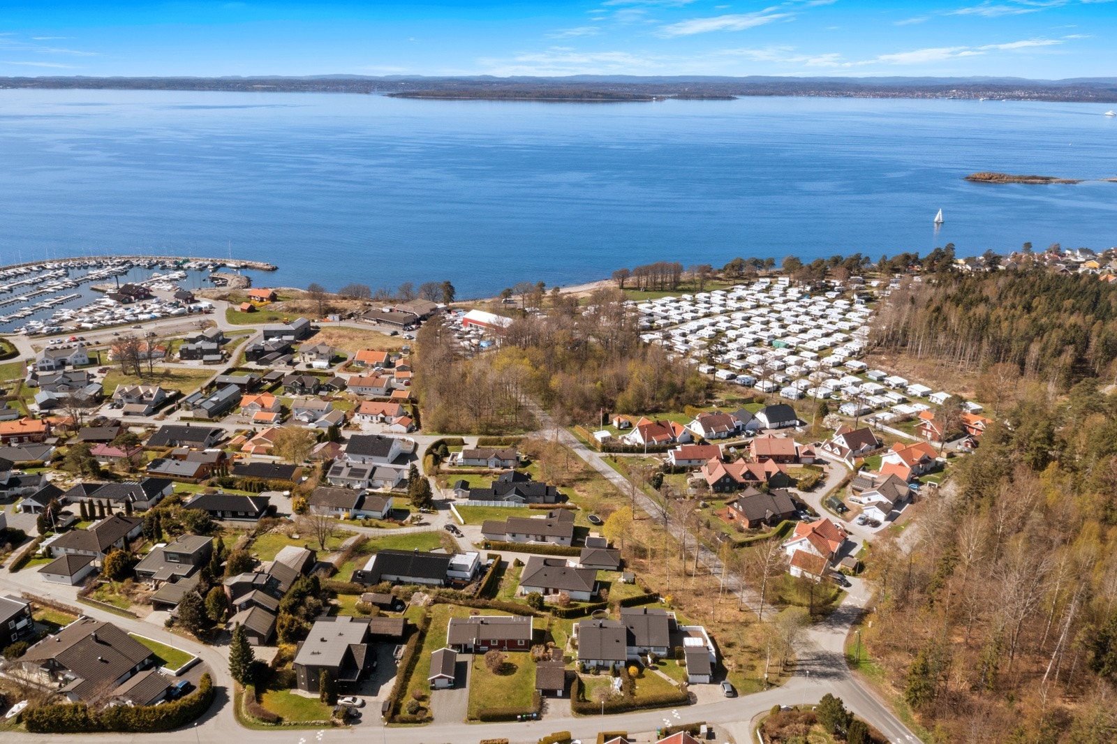 Boligen ligger i et rolig og etablert boligområde med nærhet til sjø, natur og flotte rekreasjonsmuligheter. Galleribilde