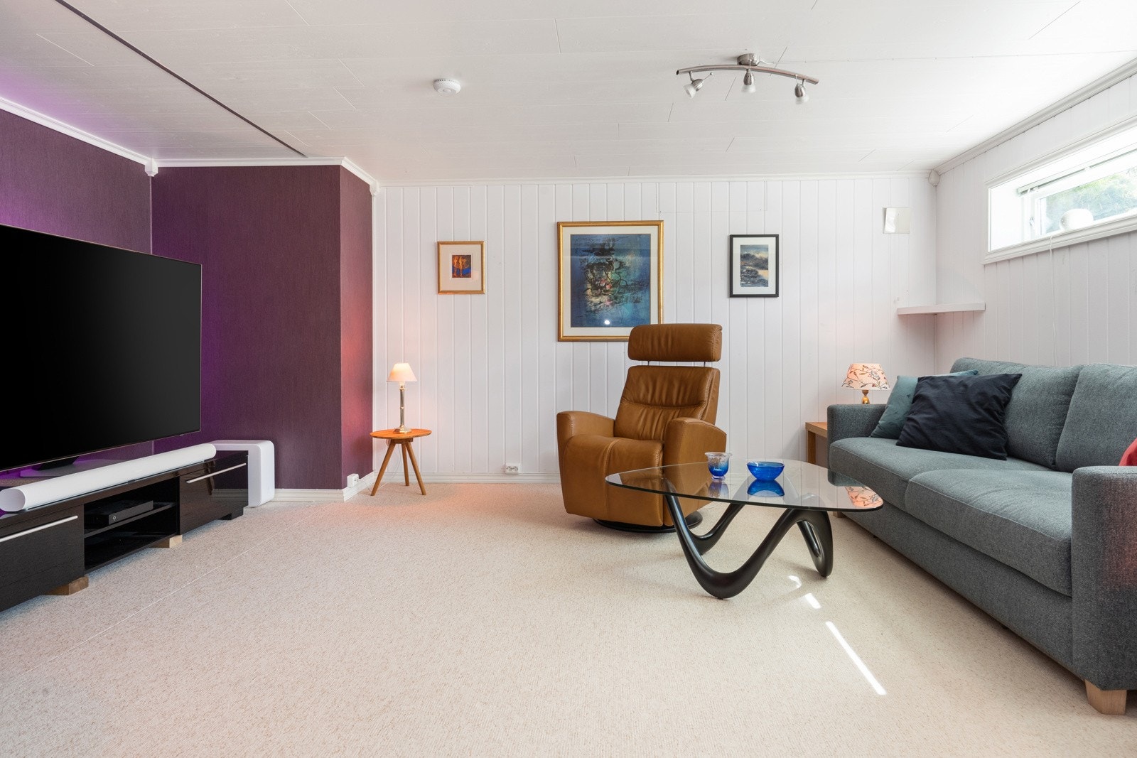 Romslig kjellerstue (opprinnelig hobbyrom) med egen kontorsone, godt med plass til både arbeid og avslapning. Galleribilde
