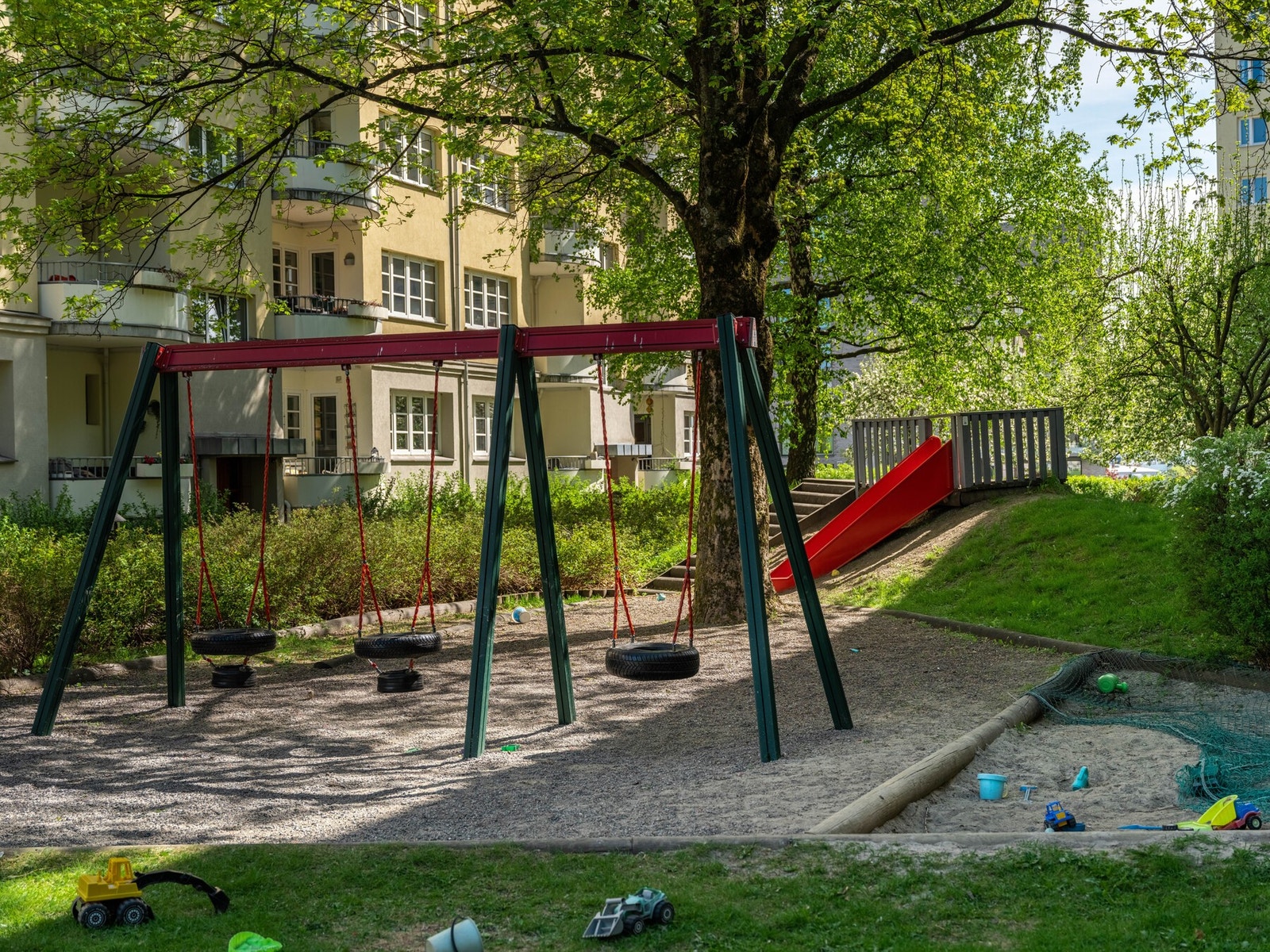 Lekeplassen er flittig brukt av de yngste beboerne. I vaskerommet finnes felles hageleker til glede for store og små. Galleribilde