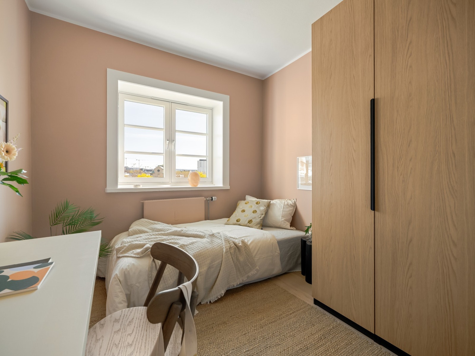 Det er god plass til seng og egen kontorplass. Galleribilde