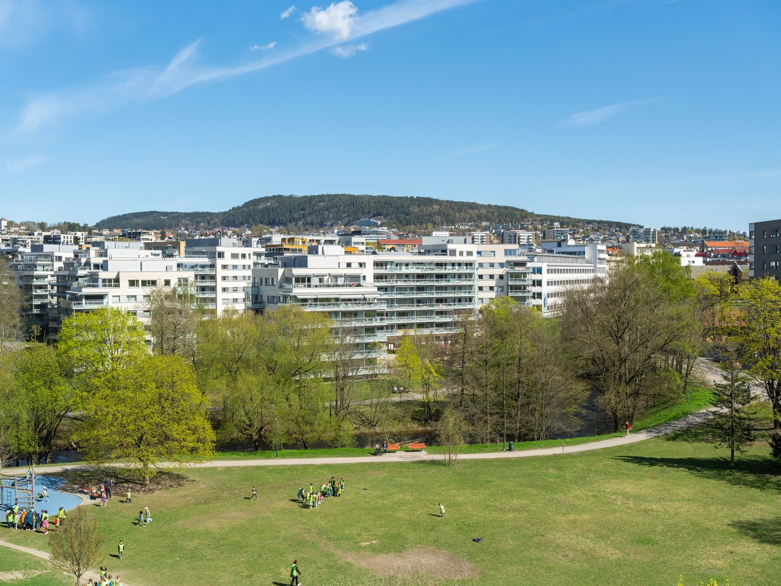 Også fra begge soverom er det fantastisk utsikt mot flotte grøntområder ved Bjølsendumpa og Akerselva . Galleribilde