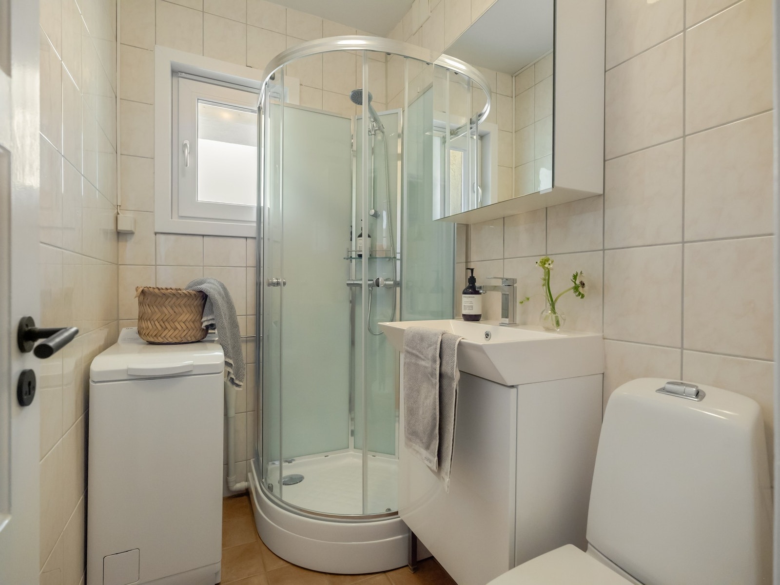 Badet er pent flislagt og ble renovert i regi av borettslaget i 2000. Nytt dusjkabinett ble montert i 2026. Galleribilde