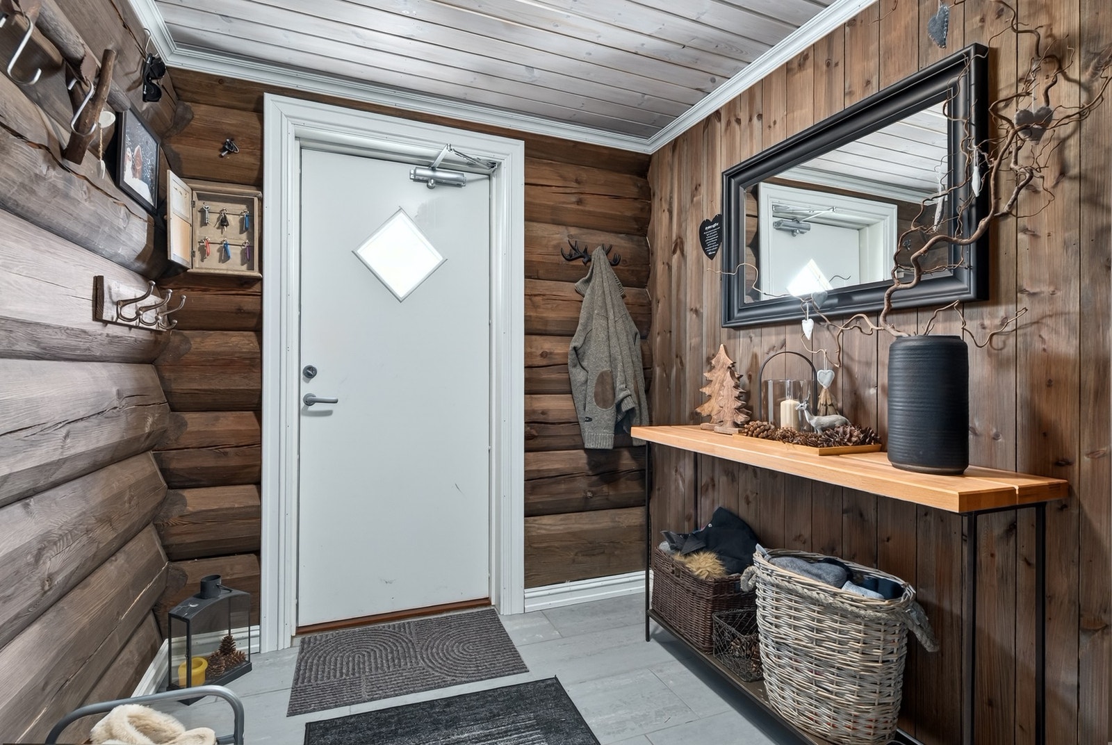 Praktisk entré. Legg merke til det mørke, grove, vakre tømmeret. Galleribilde
