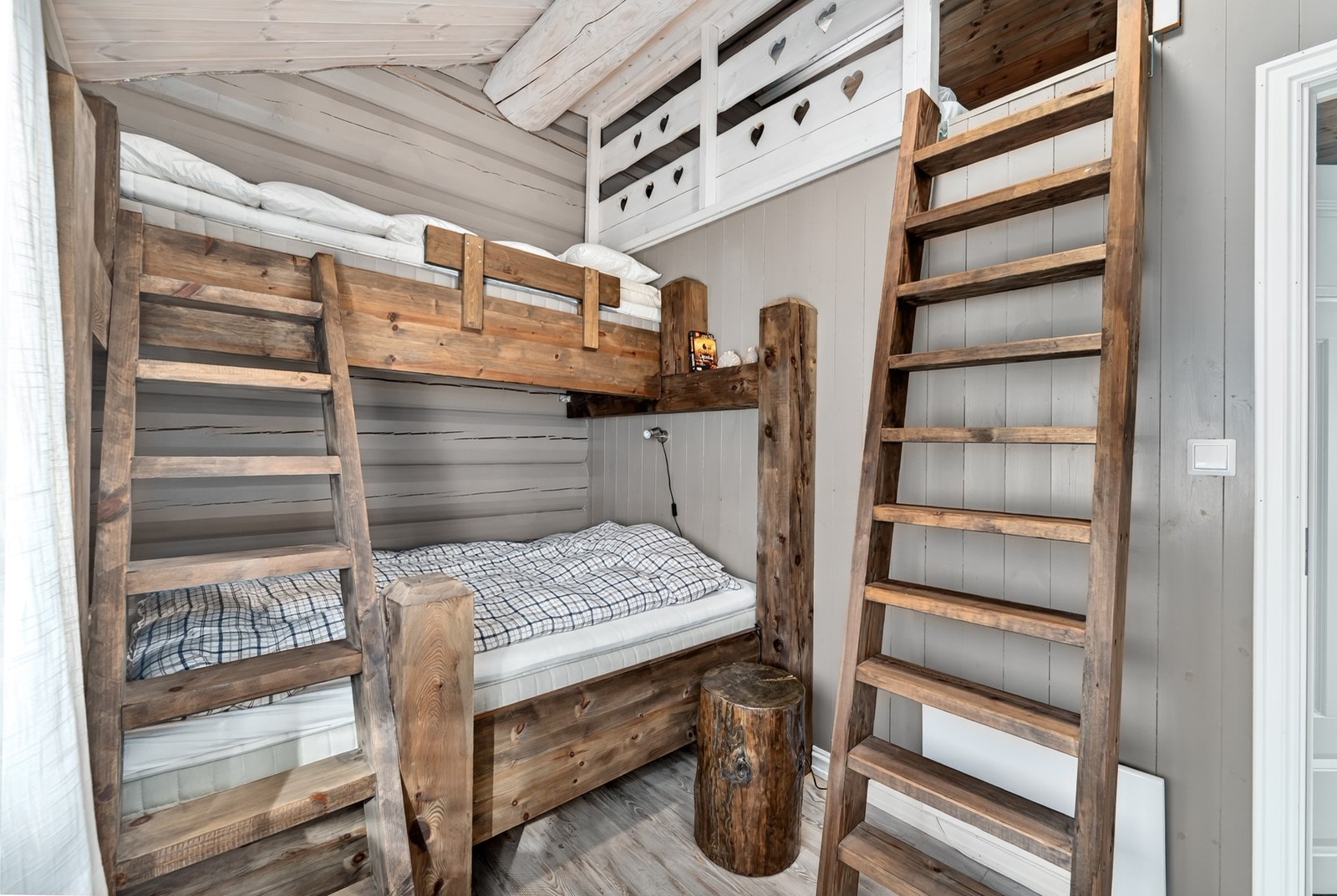 Flott soverom med adkomst til hems. Galleribilde