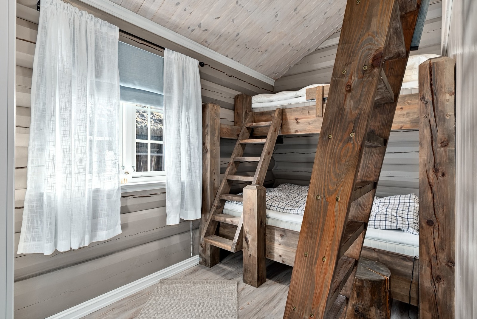 Flott soverom med adkomst til hems. Galleribilde