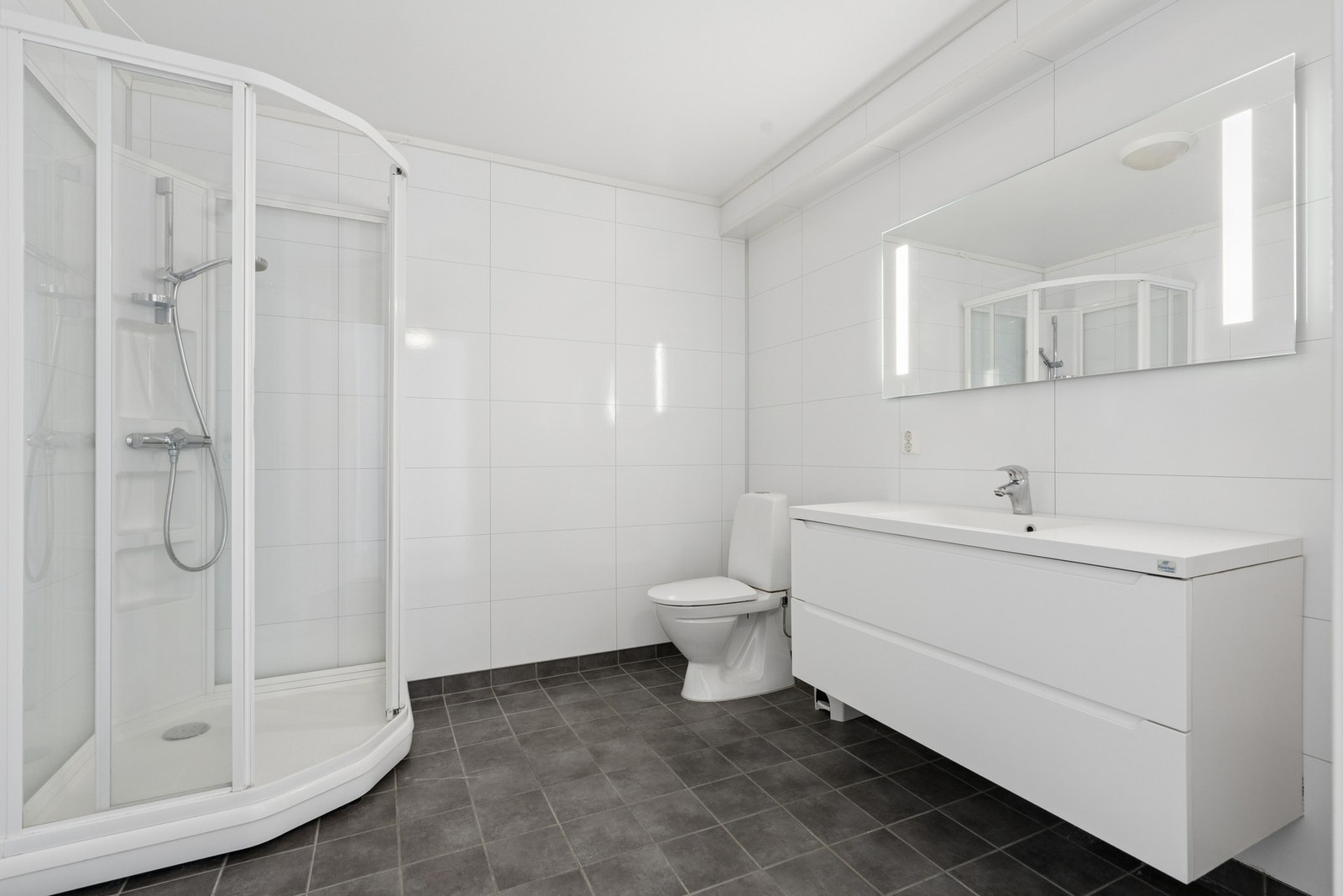 Lyst og pent bad med varme i gulv. Galleribilde