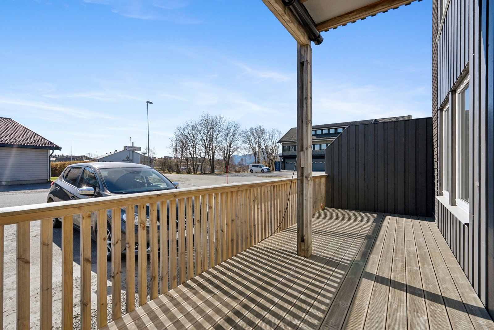 På terrassen kan du nyte formiddagssola. Det er laget praktisk levegg mot sjøveien. Galleribilde