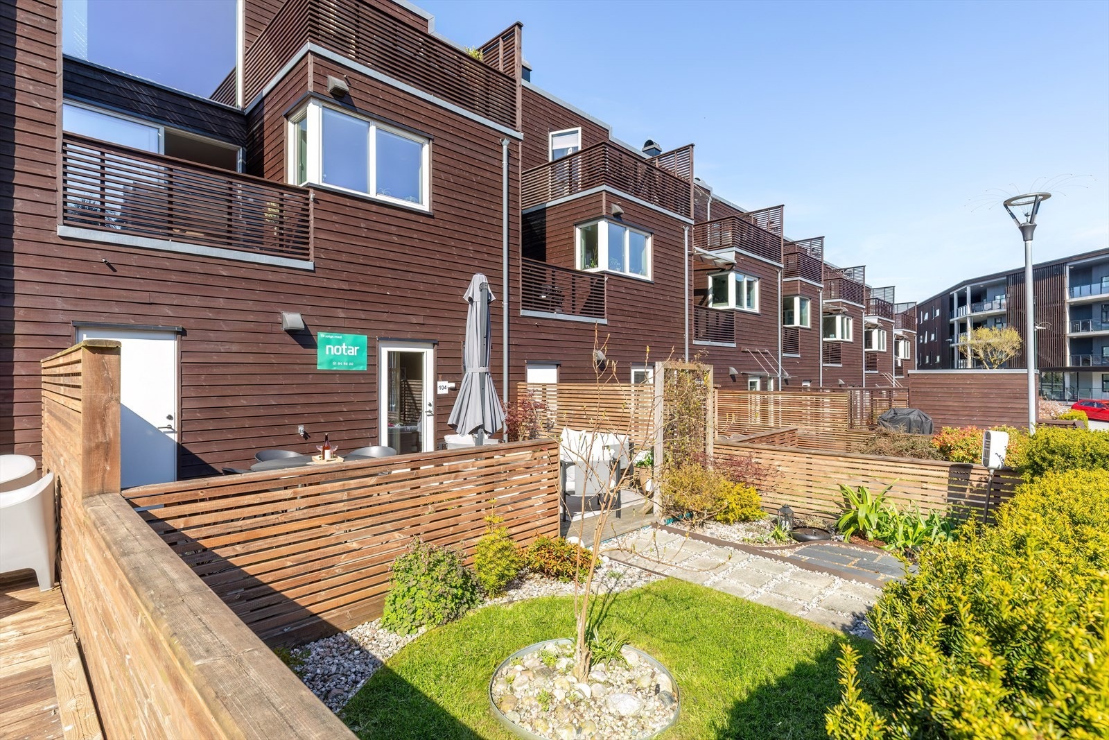 Boligen byr på et flott uteareal, i tillegg til flere balkonger Galleribilde