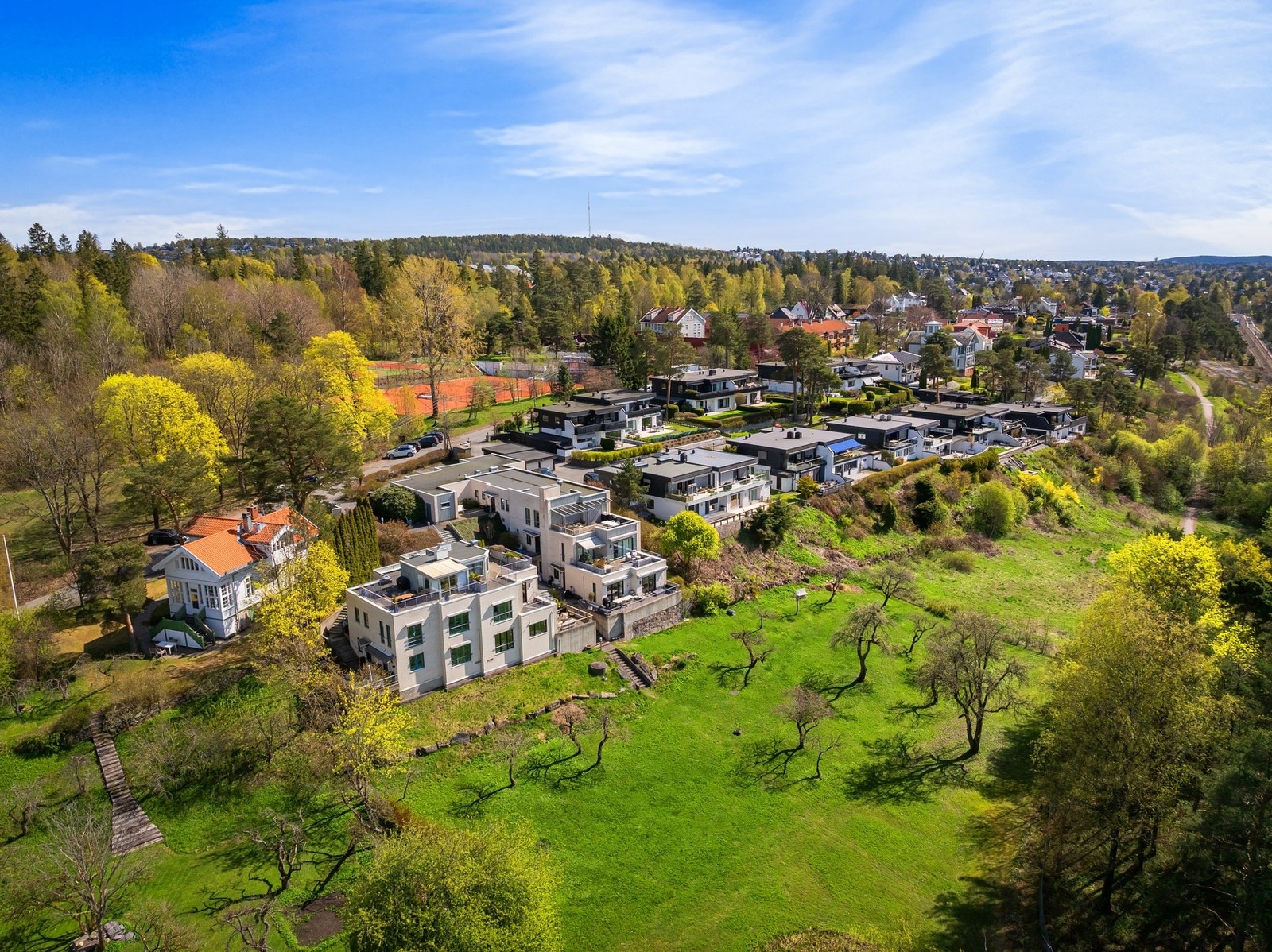 Eiendommen ligger i naturskjønne omgivelser i Jomfrubråtveien og grenser mot unikt grøntområde Galleribilde