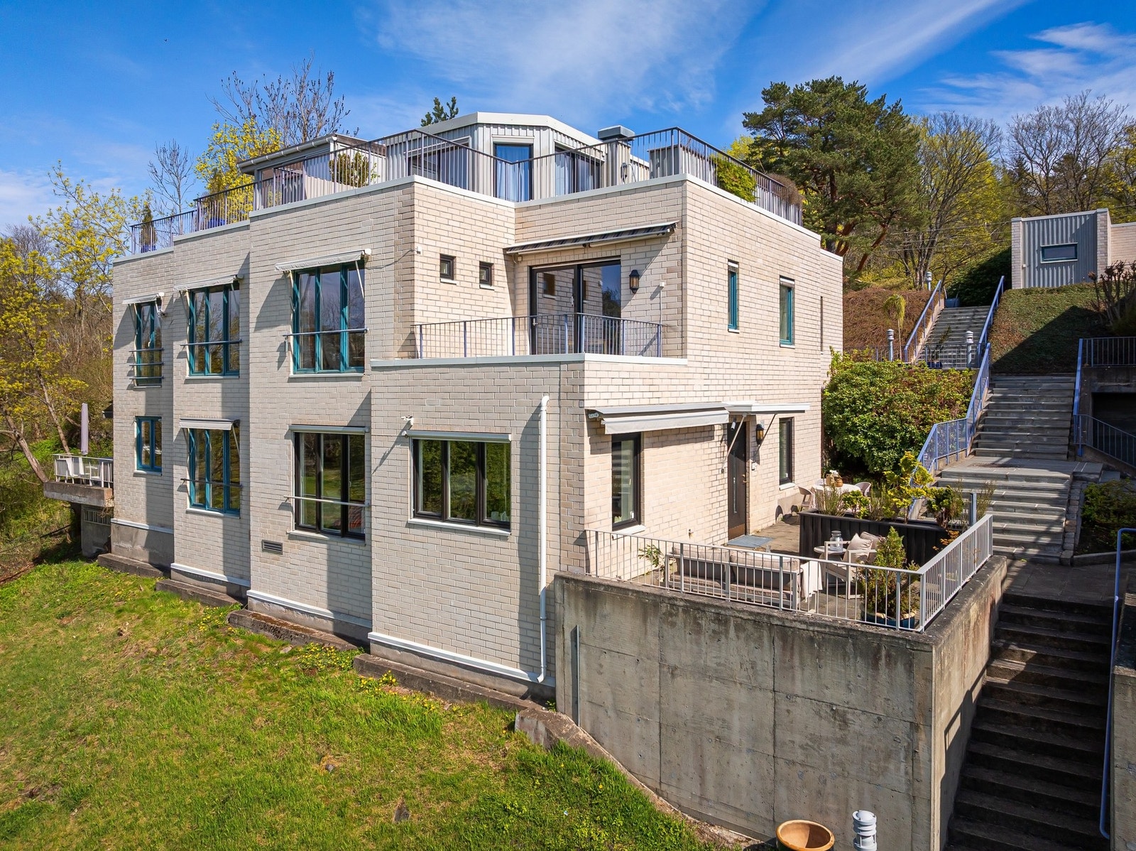 Fra leiligheten er det enkel adkomst til hagen Galleribilde