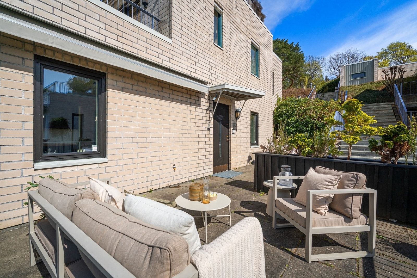 Terrasseplatting på ca. 17 kvm ved inngangspartiet Galleribilde