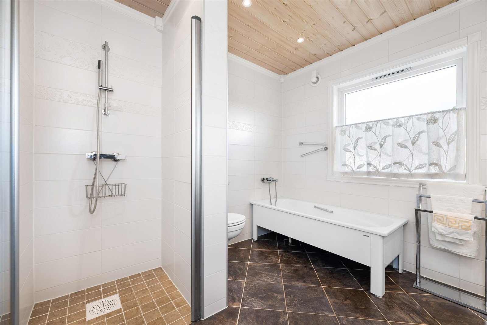 Her er det blitt plass til både badekar, "dusjrom", vegghengt toalett og en innholdsrik baderomsinnredning. Galleribilde