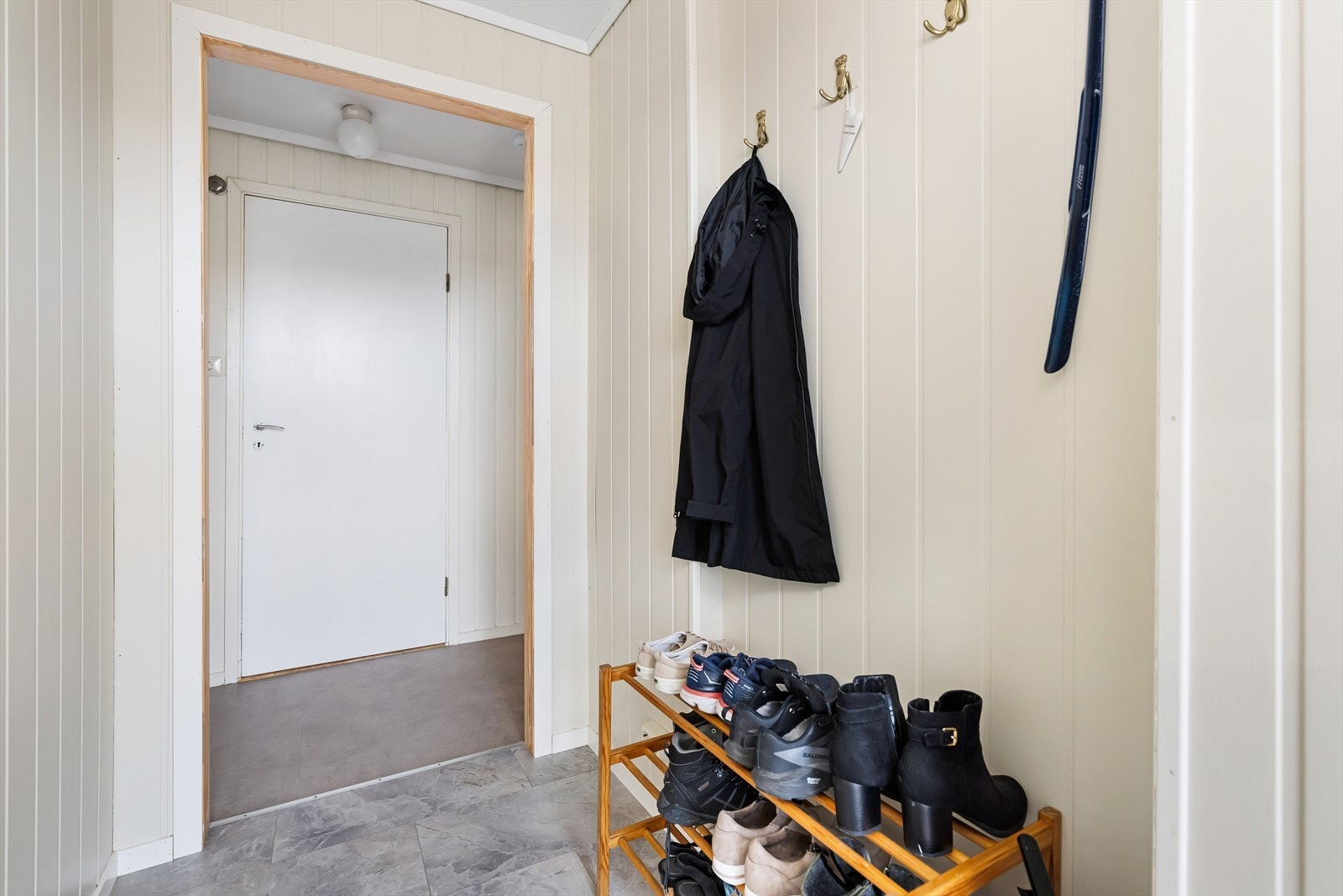 Utleiedelen: Leiligheten har inngang fra uteområdet i øst. En kommer inn i en lys og trivelig gang med plass for klær og sko. Galleribilde
