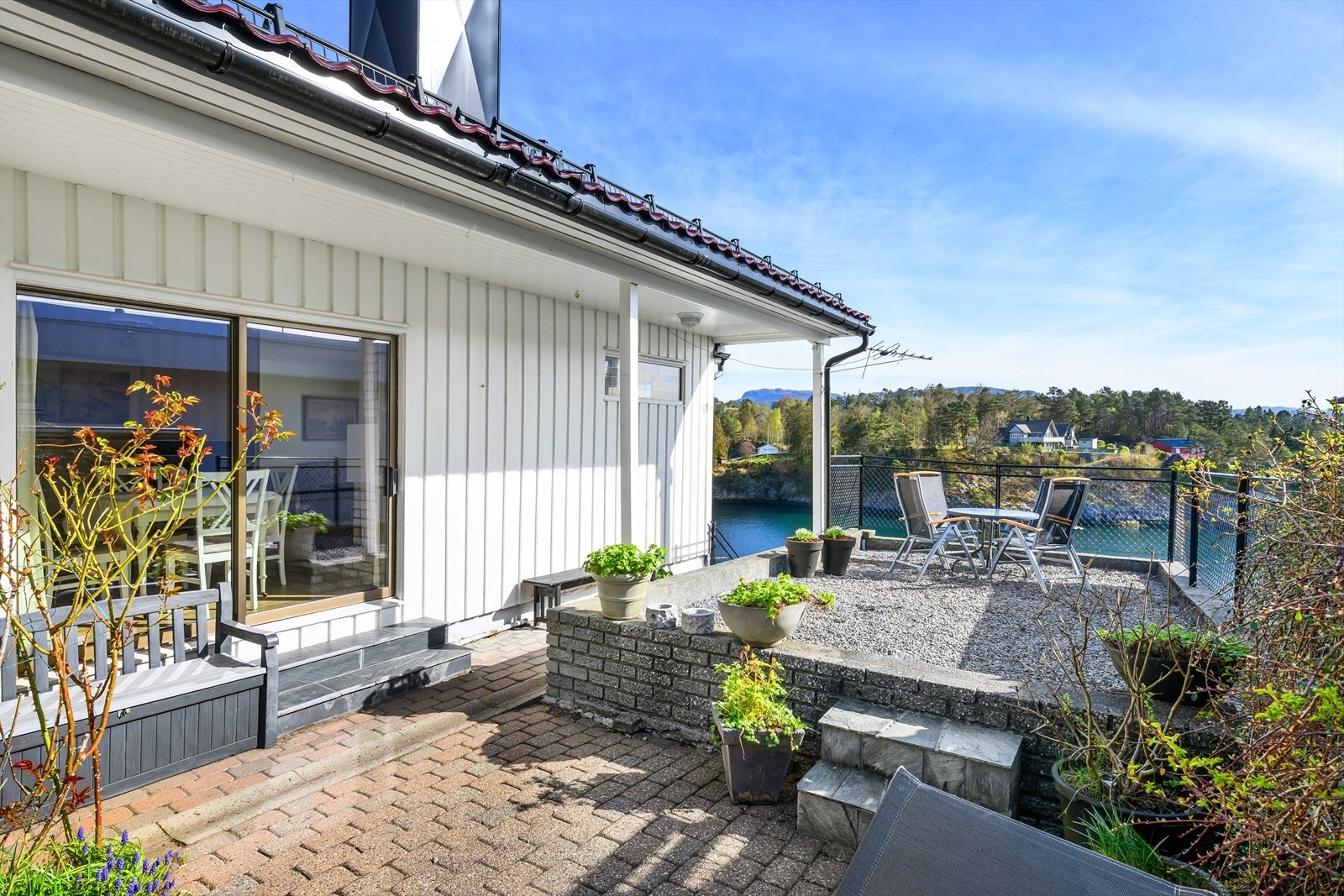 Uteplassen på sørsiden med utgang fra stuen. Galleribilde
