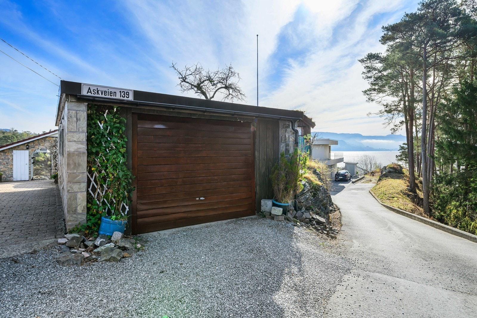 Garasjen er godt integrert i terrenget. Galleribilde