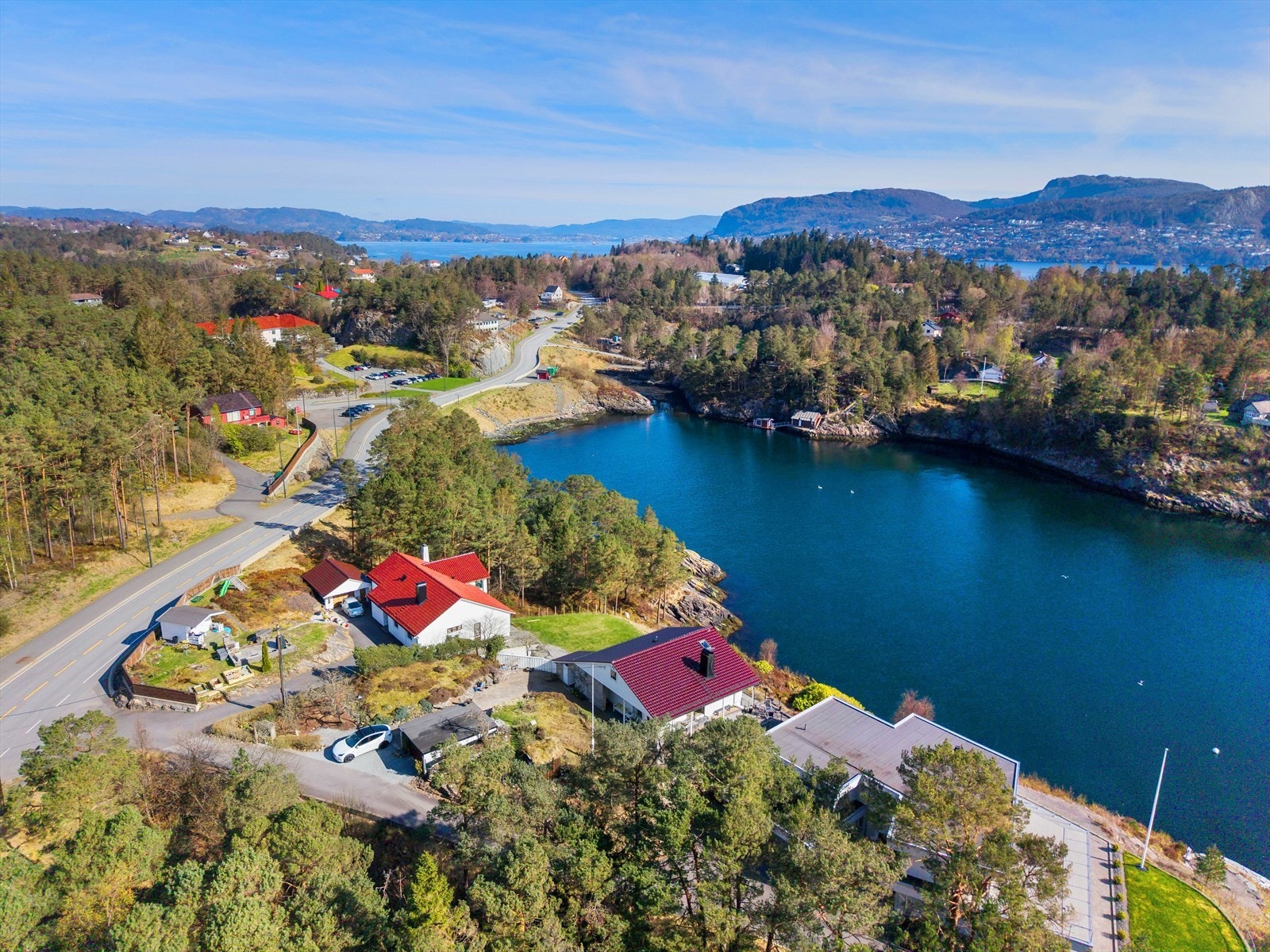 Bilde mot nord. Nordhordlandsbroen i bakgrunnen. Galleribilde