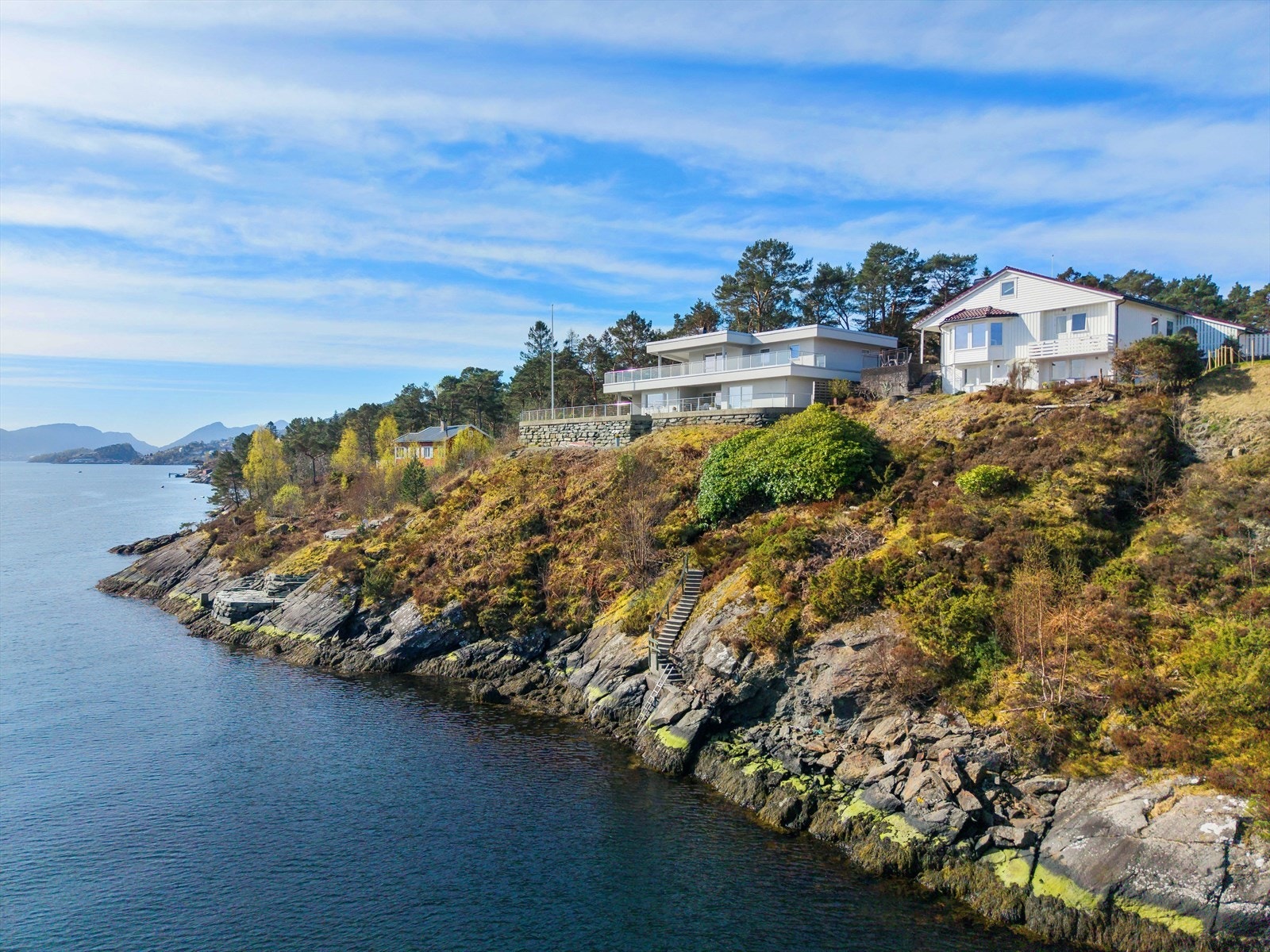 Ved sjøen ble det i sin tid sprengt ut en avsats for et fremtidig naust. Galleribilde