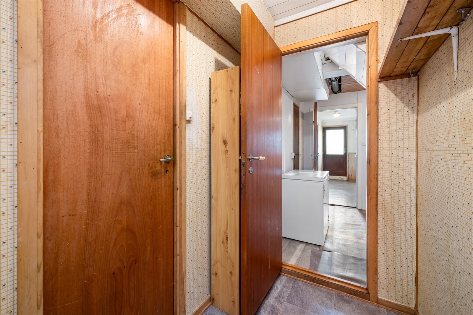 Rommene ligger på "rekke og rad". Fra trapperommet og mot nord finnes en gang med utgangsdør til hagen i enden. Galleribilde