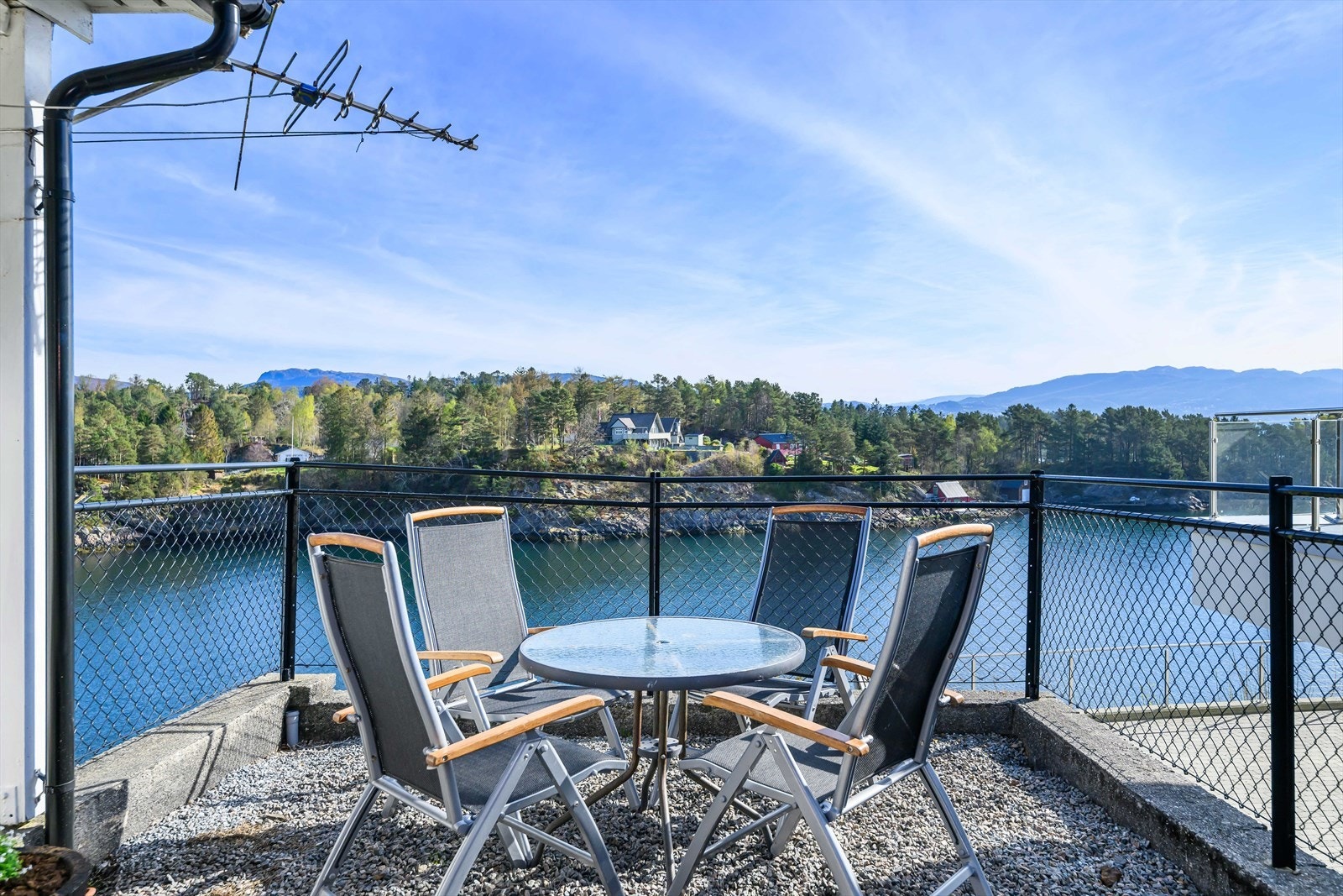 Fra denne plassen får en med seg det meste av hva som hender på fjorden. Galleribilde