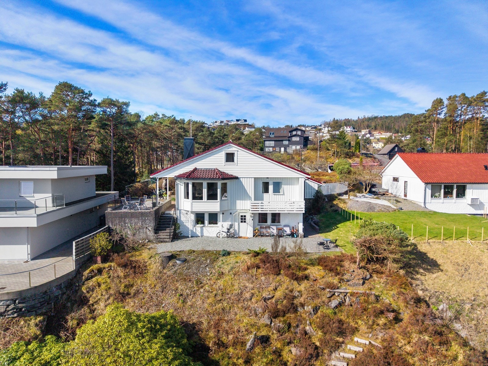 Fra boligen er det naturtomt ned mot sjøen Galleribilde