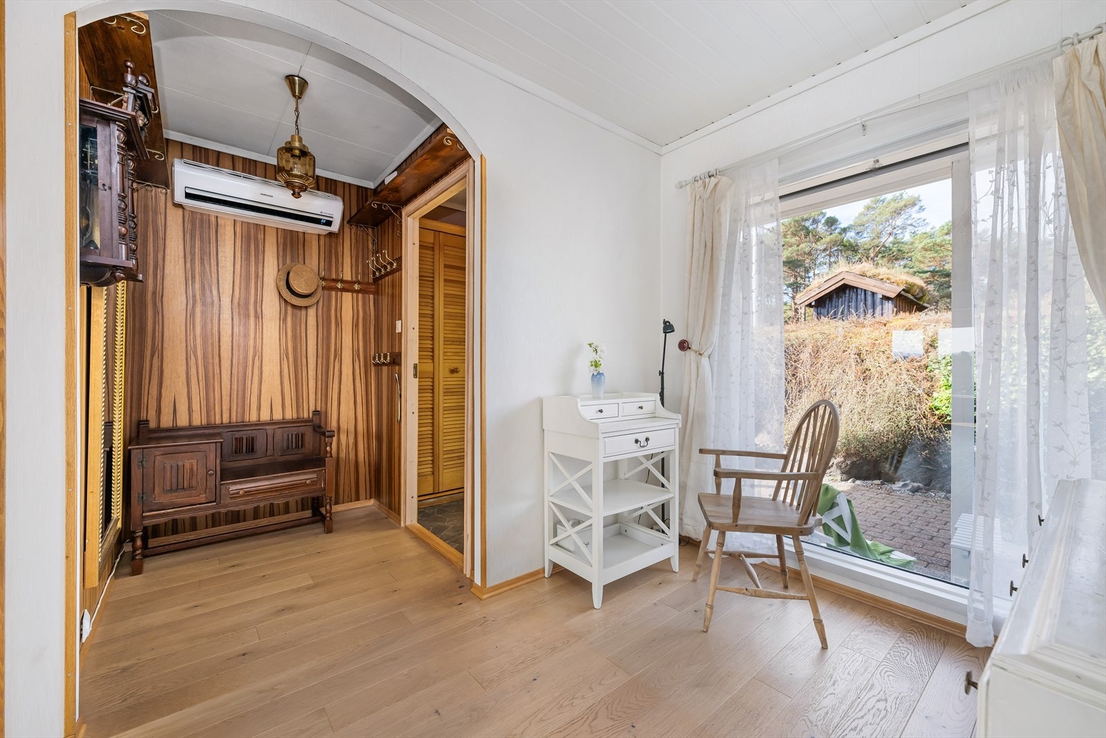 Vindfanget har godt med plass for klær og sko. Garderobeskap langs veggen i sør gir ekstra oppbevaringsplass. Galleribilde