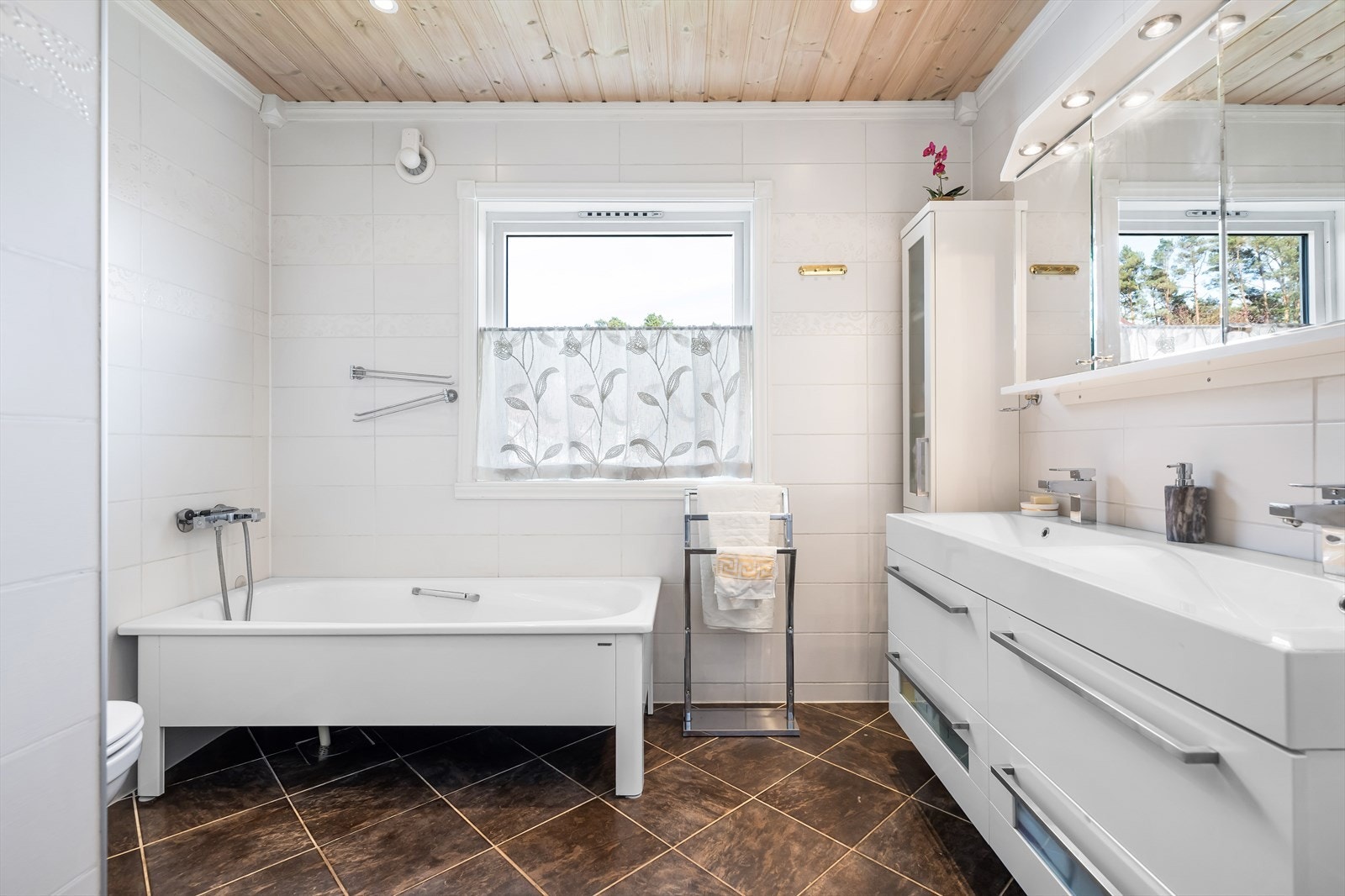 Badet er av virkelig god størrelse, nesten 8 kvm. Galleribilde