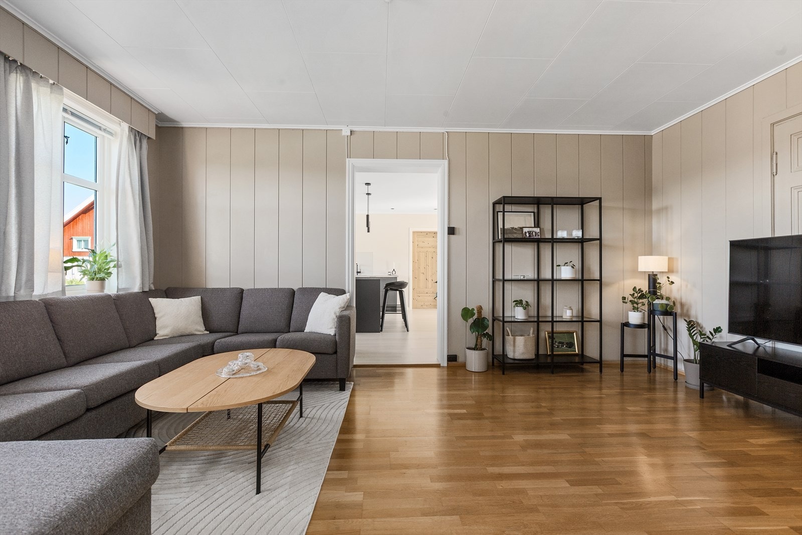 Huset byr på to romslige stuer med god plass for både store spise- og sofagrupper. Galleribilde