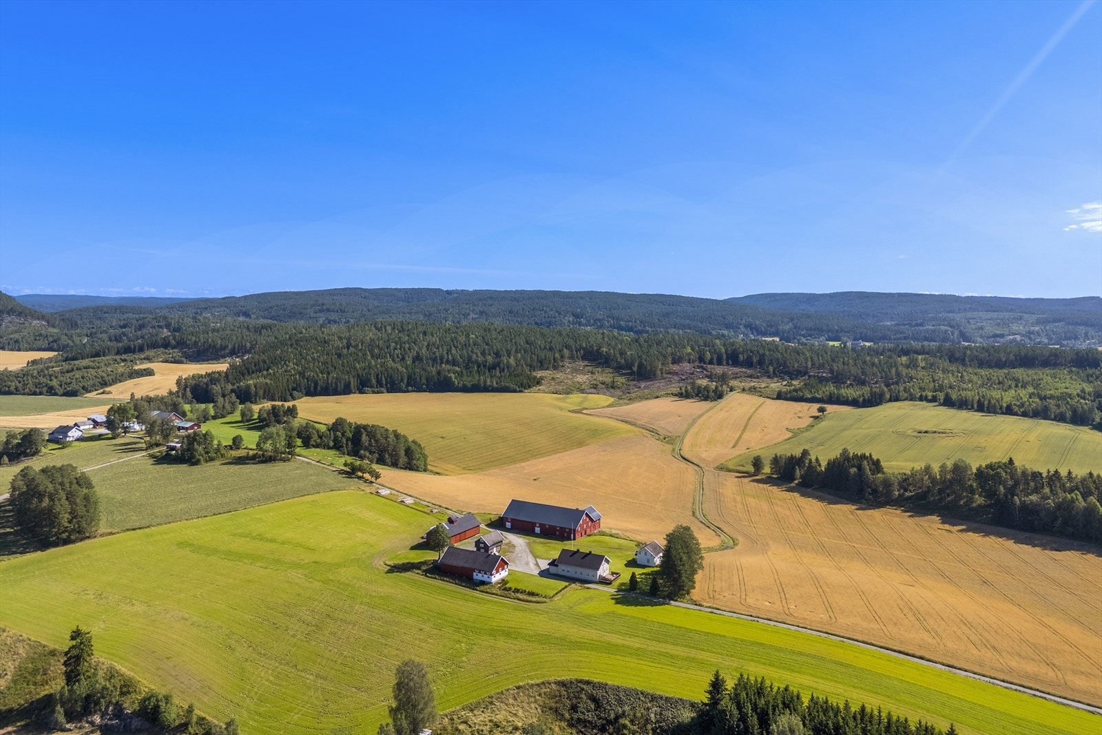 Det er kort vei til Bjørkelangen, Lillestrøm og rundt én time til Oslo, noe som gjør gården godt egnet også for pendlere. Galleribilde