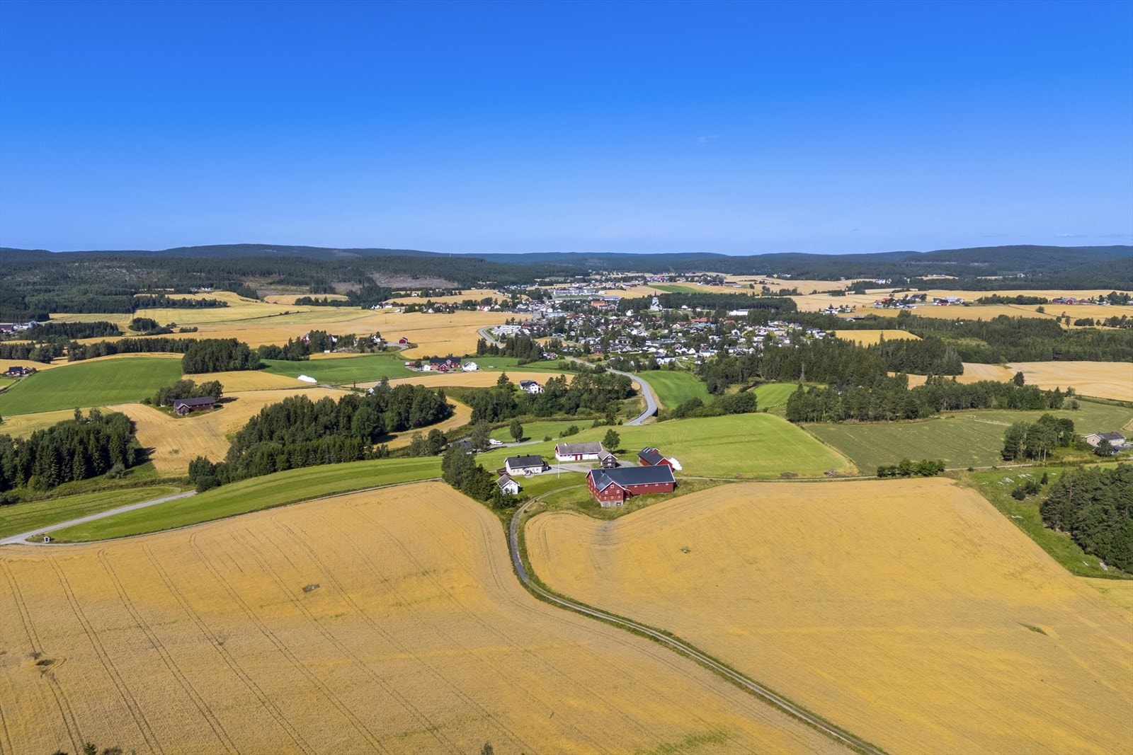 Her bor du i rolige og landlige omgivelser, men med nærhet til Løken med barneskole, barnehage og dagligvareforretning. Galleribilde