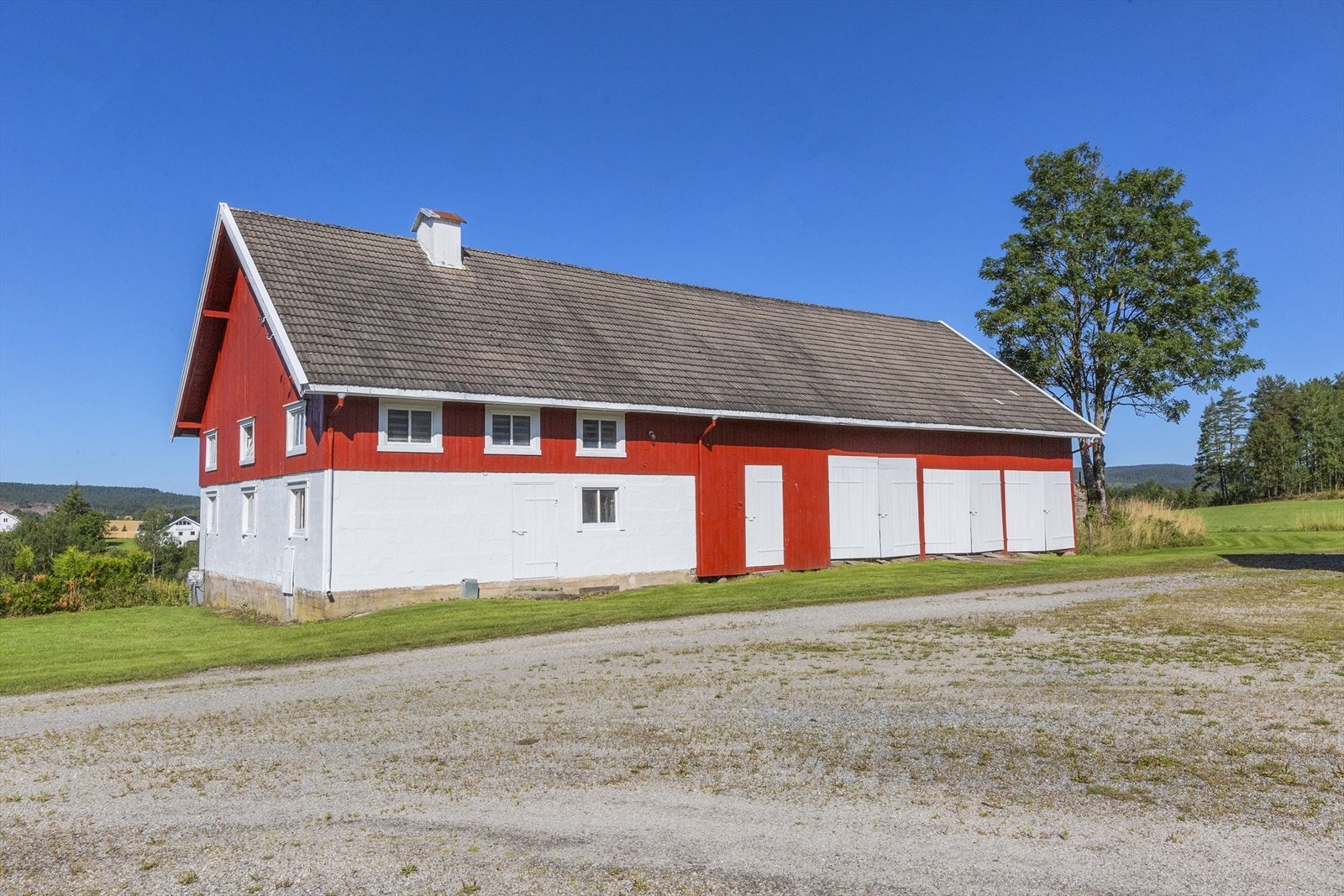 Grisehus med redskapsrom med byggeår 1956. Galleribilde