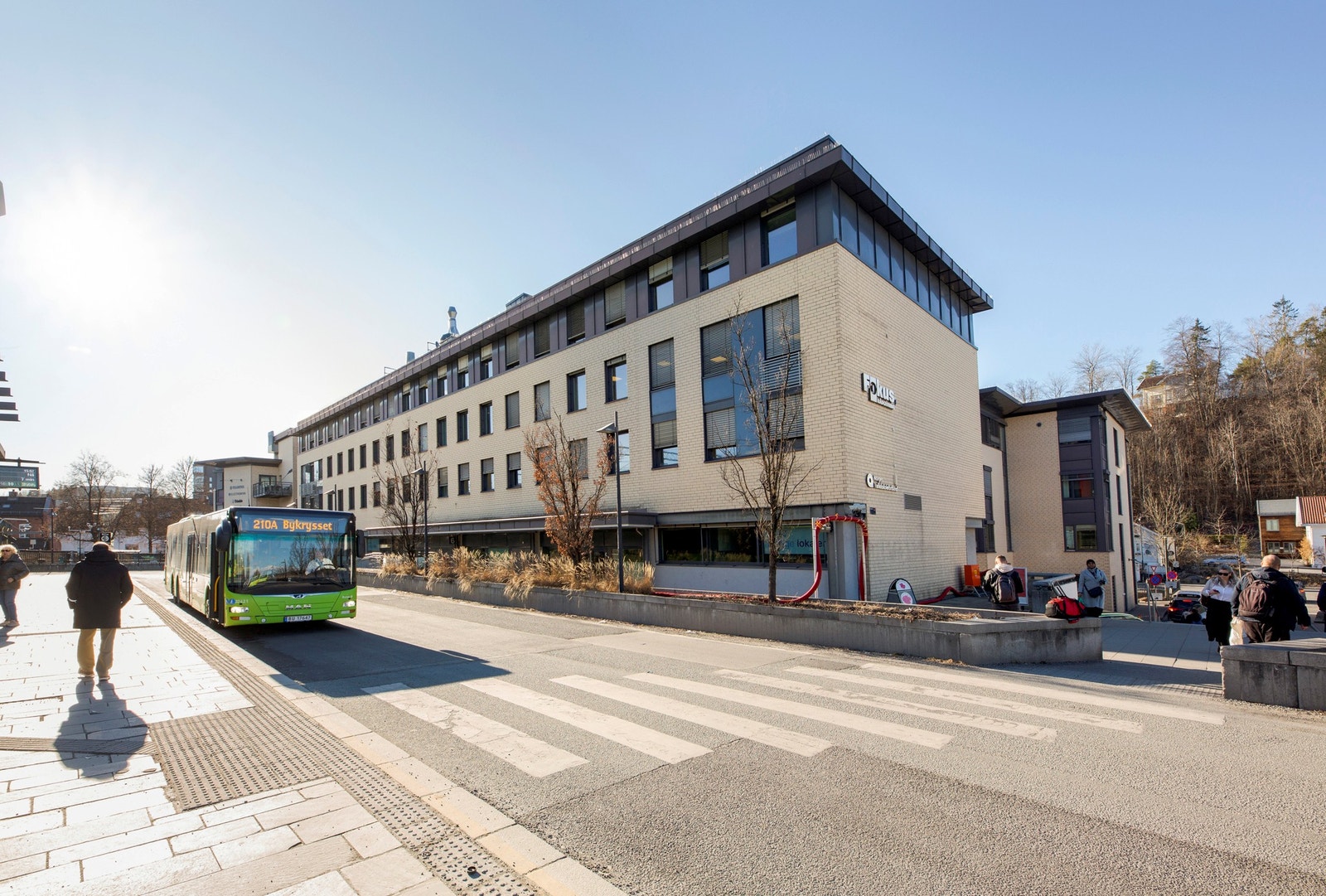 Leif Tronstads plass 6 - rett ved buss og tog. Galleribilde