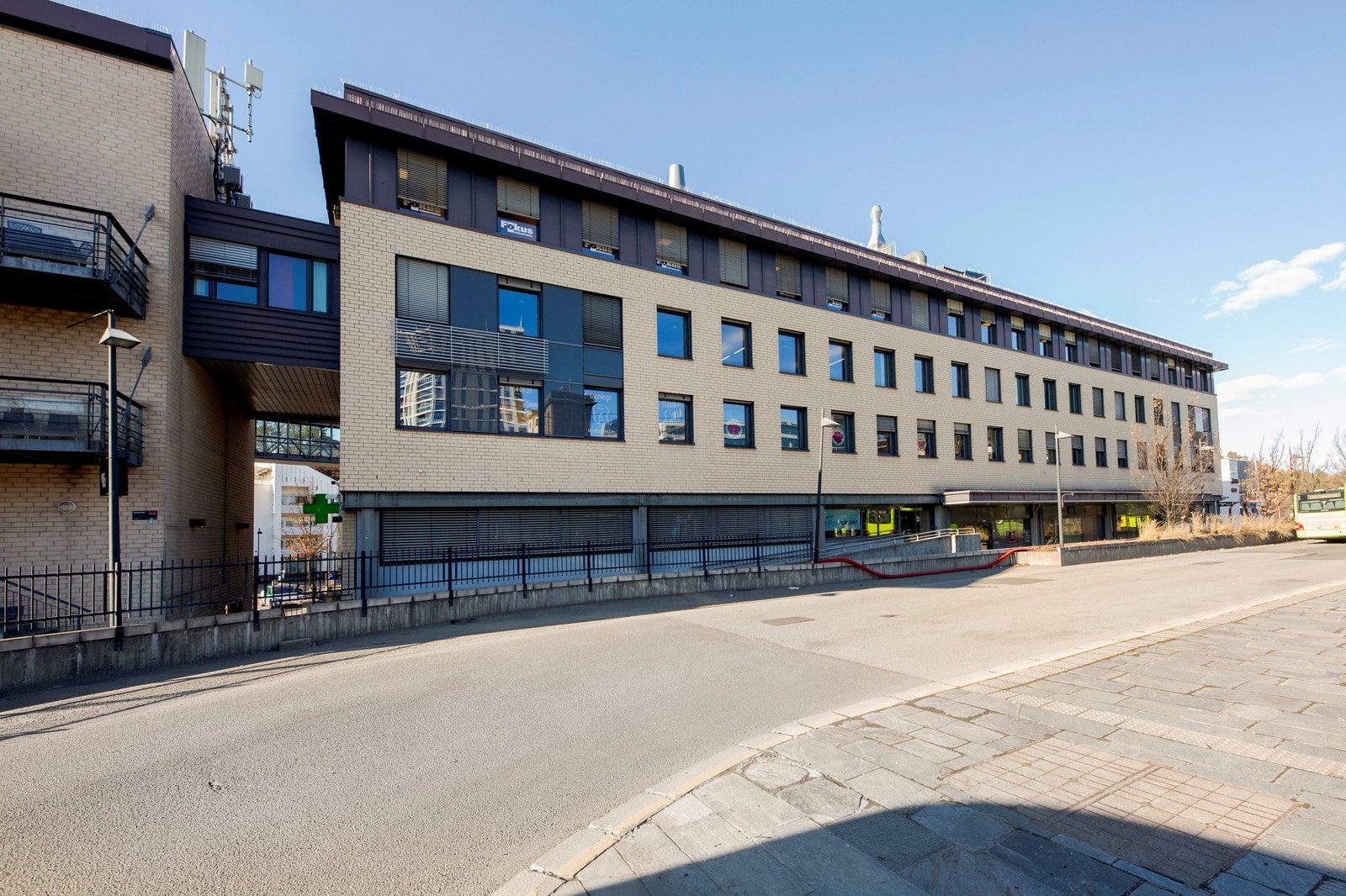 Leif Tronstads plass 6 - rett ved buss og tog. Galleribilde