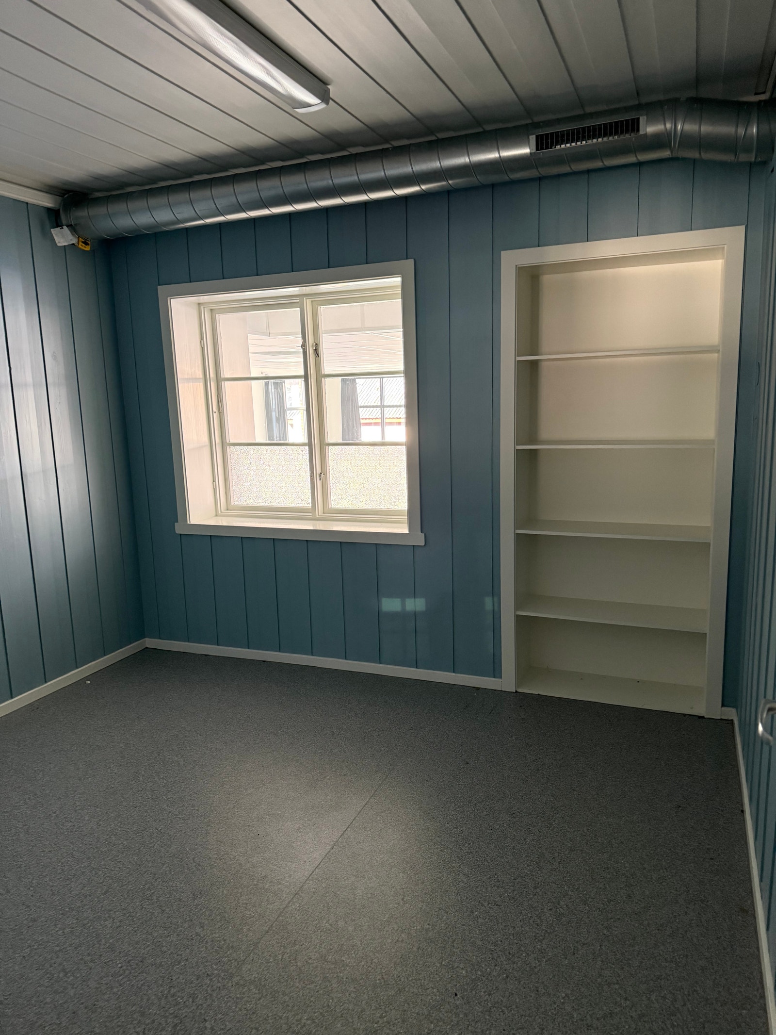 Kontor / garderobe ved siden av kjøkken. Galleribilde