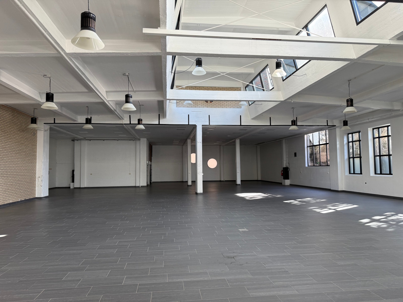 Stort lokale på nederste plan. Mellom 1100 - 1200 m2 Galleribilde