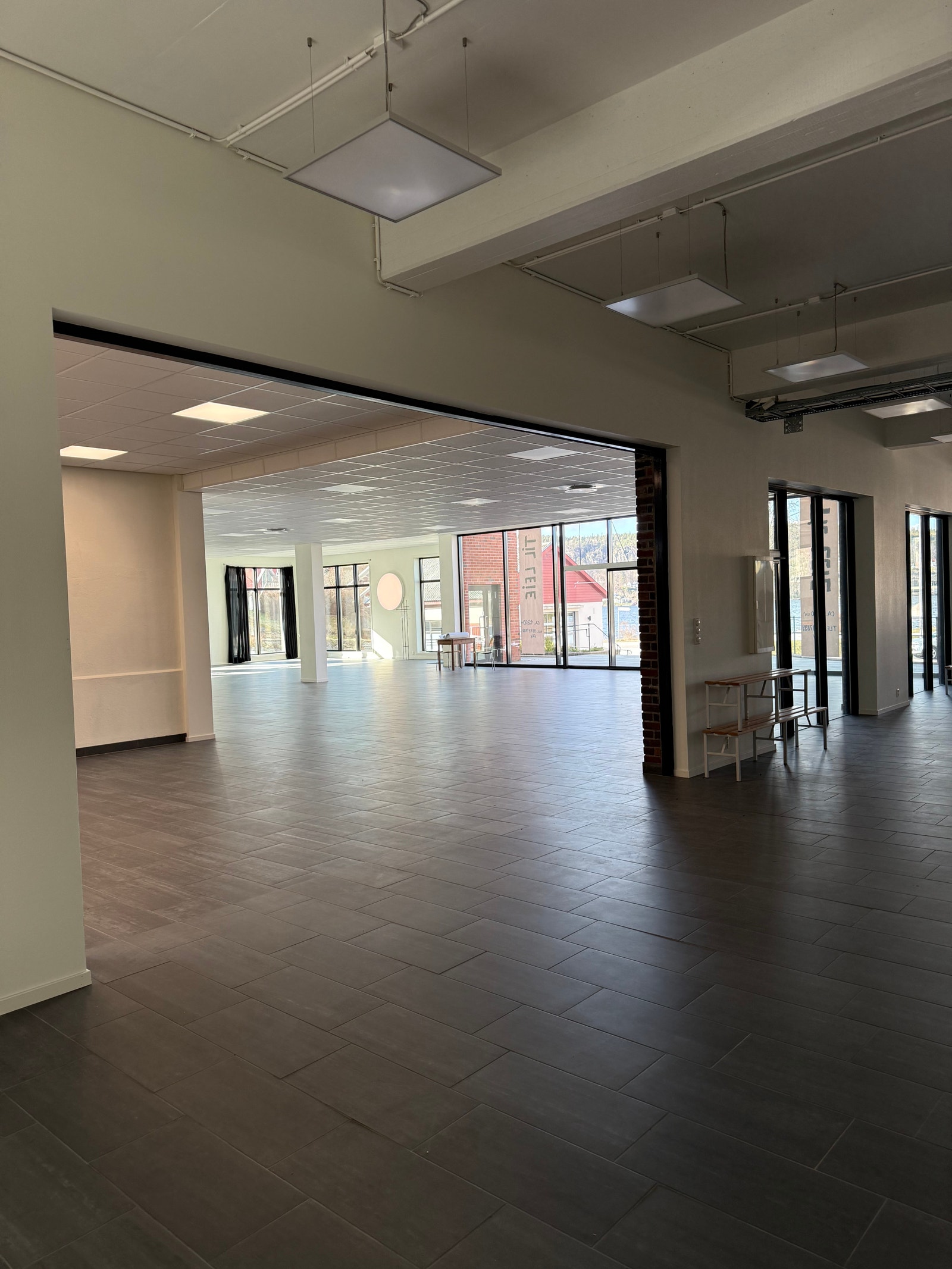Stort lokale på nederste plan. Mellom 1100 - 1200 m2 Galleribilde