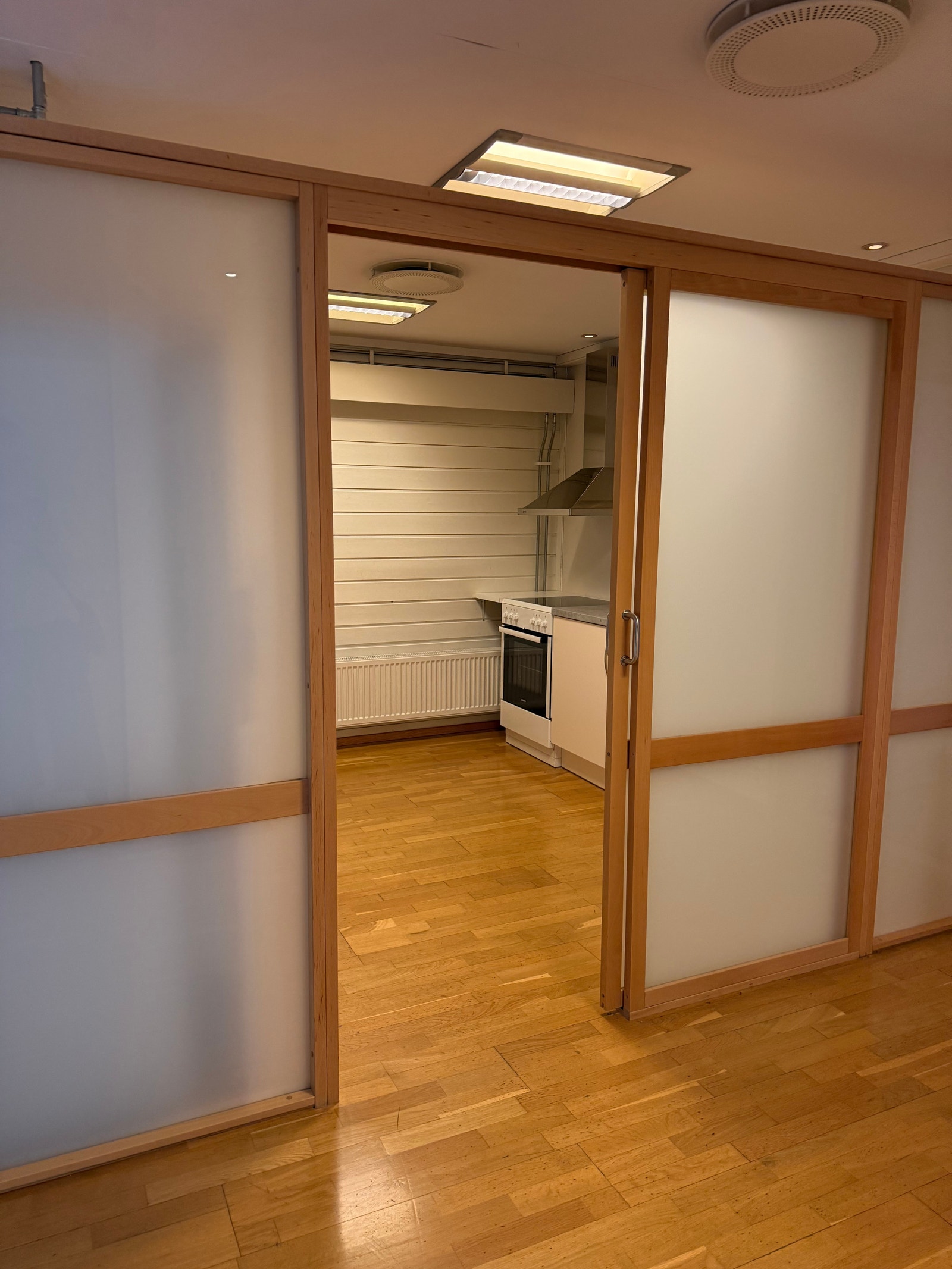 Kjøkken og spiserom. Galleribilde